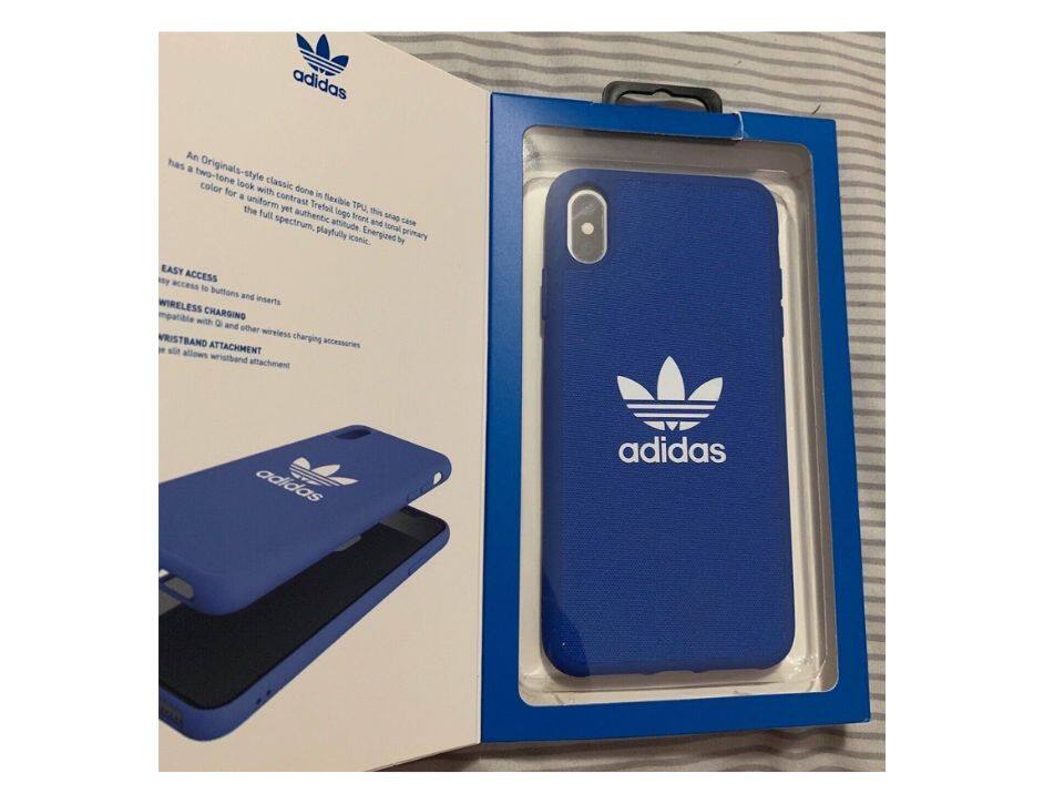 An Originals-style classic done in flexible TPU, this snap case has a two-tone look with contrast Trefoil logo front and local primary color for a uniform yet authentic attitude. Energized by the full spectrum, playfully iconic.

EASY ACCESS
Easy access to buttons and inserts

WIRELESS CHARGING
Compatible with Qi and other wireless charging accessories

WRISTBAND ATTACHMENT
It still allows wristband attachment