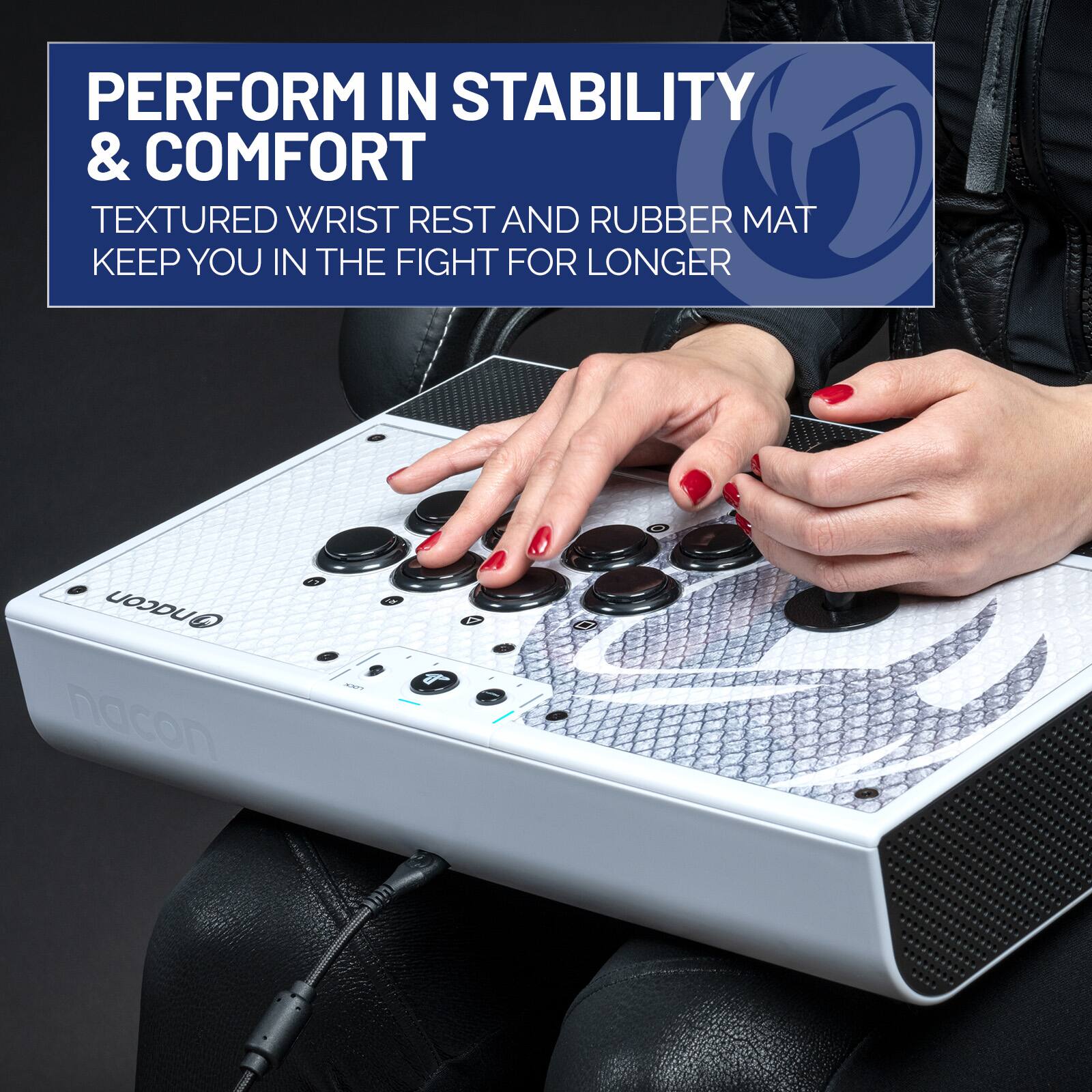 PERFORM IN STABILITY & COMFORT  
TEXTURED WRIST REST AND RUBBER MAT KEEP YOU IN THE FIGHT FOR LONGER