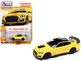 Autoworld - 2021 Ford Mustang Shelby GT500 Carbon Fiber Track Pack Grabber Yellow with Black Top "Modern Muscle" Series 1/64 - Yellow And Black