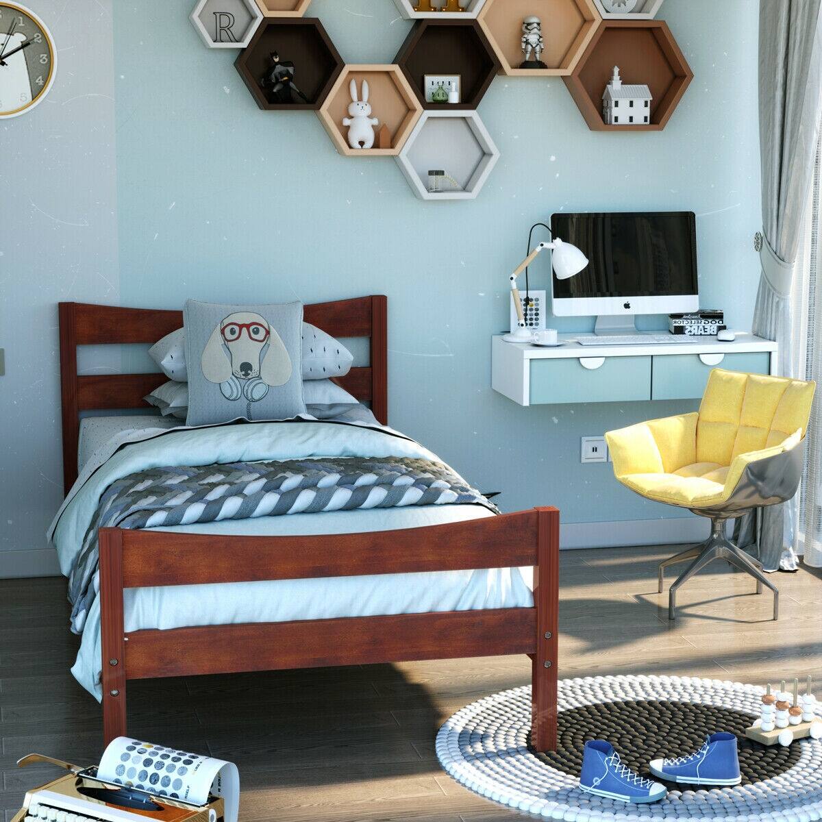 The text in the image is "R" and "CRICHO BEARS".