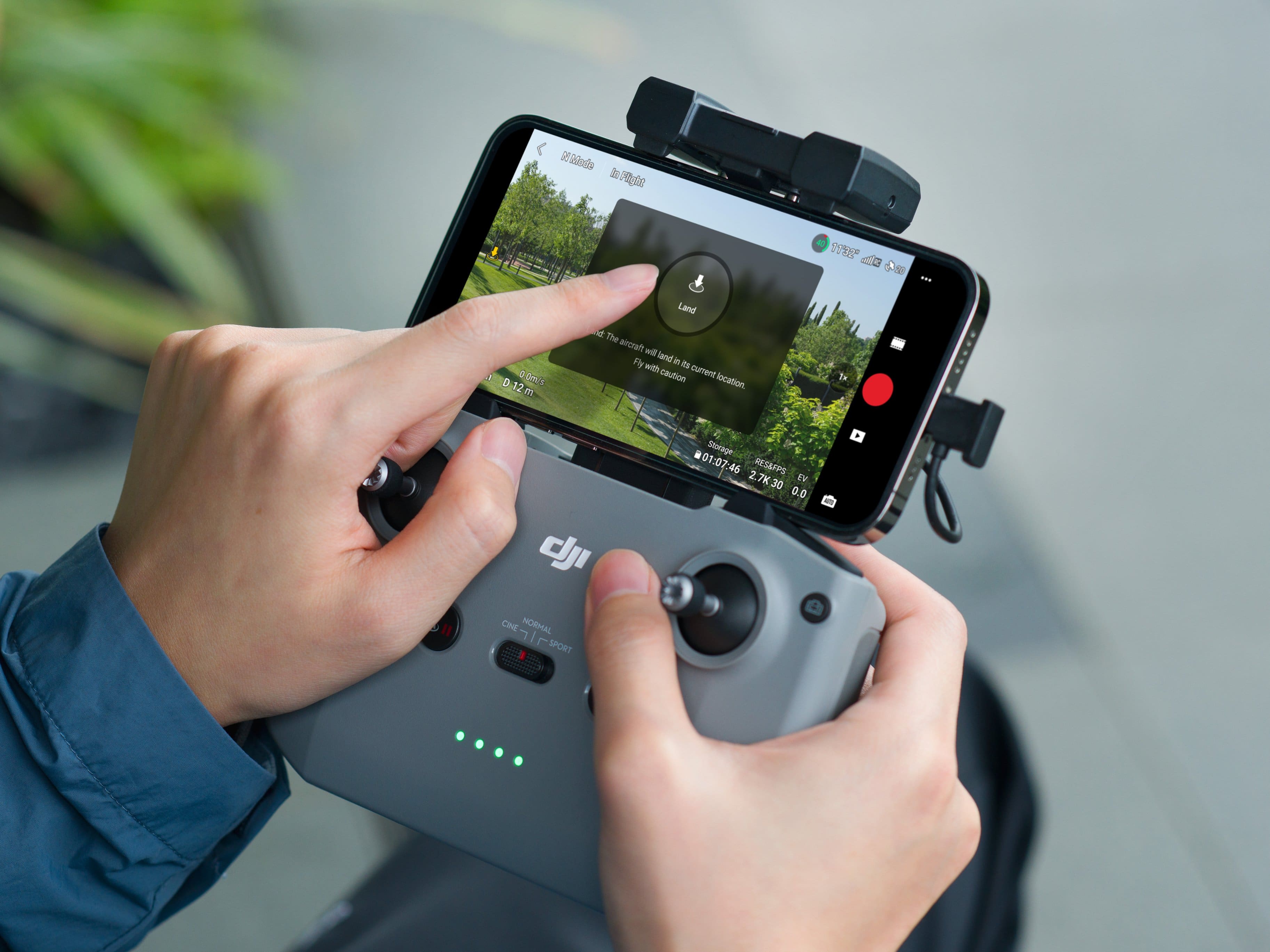 Alt View Zoom 17. DJI - Geek Squad Certified Refurbished Mini 2 SE Drone with Remote Control - Gray.