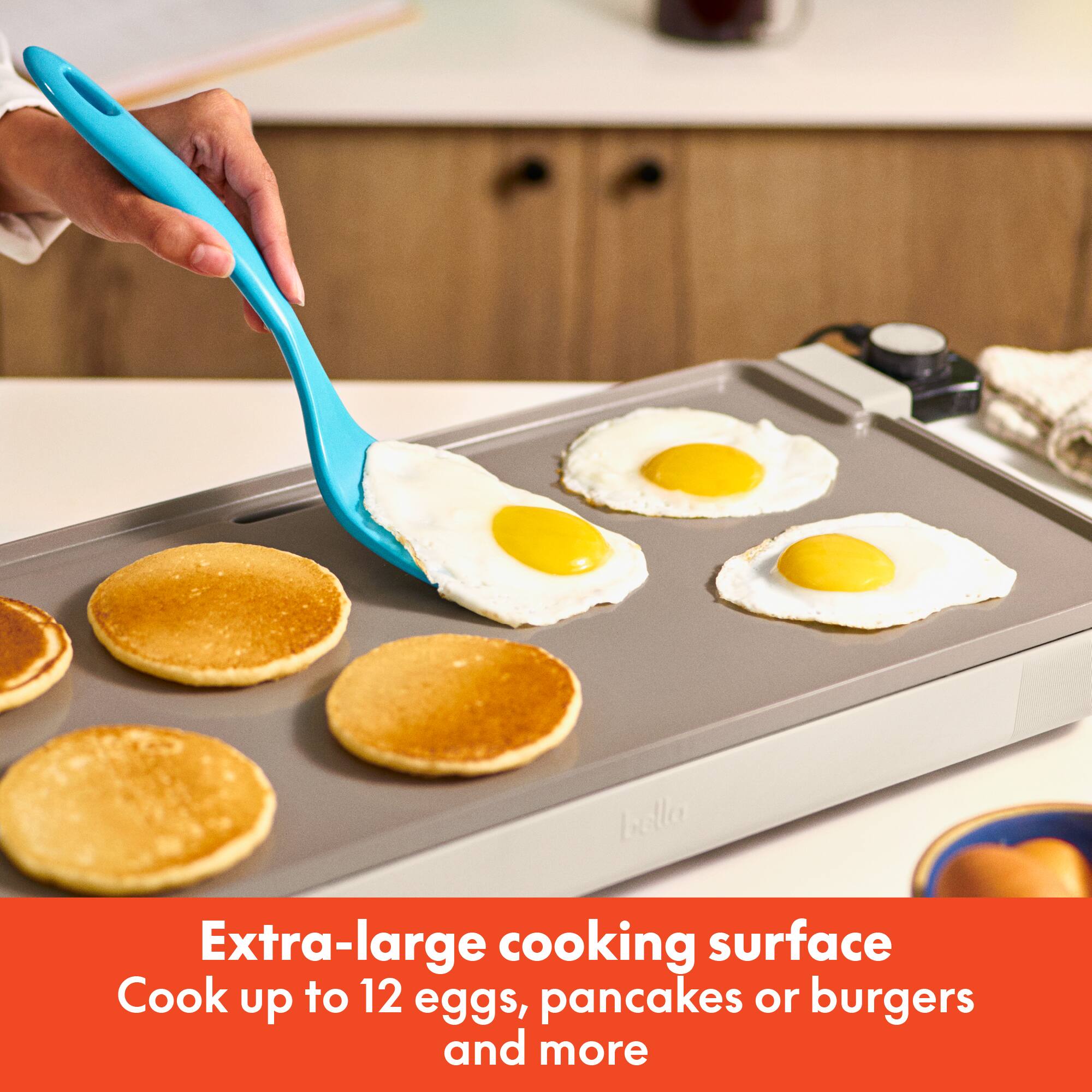 Extra-large cooking surface  
Cook up to 12 eggs, pancakes, or burgers and more