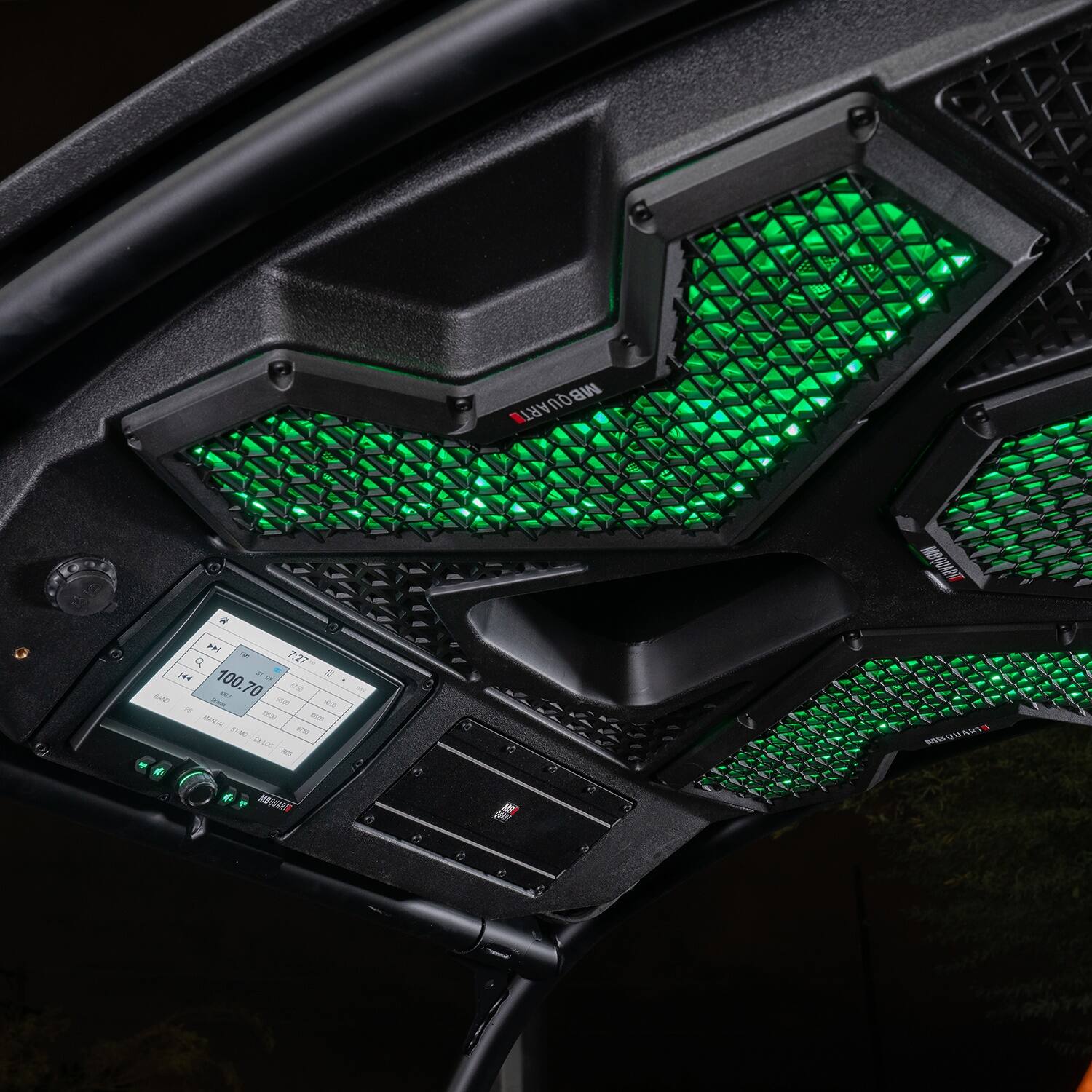 MBQUART MB a AP - 7:27 a 144 - 2 - 100.70 - 70 o - -N - - OVEL - - -  BA - MROUAS a C e m G e 1 - I MIGGART - e