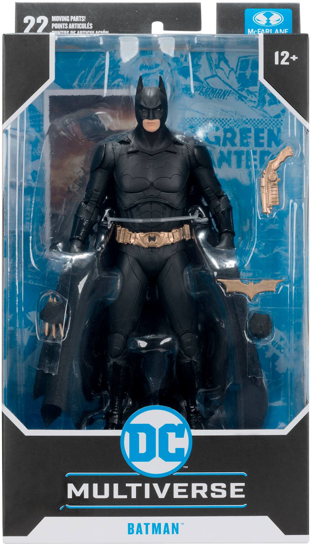 The text on the image reads "22 points untos articulos de articulación McEarly Ane 12+ Perman! Green Nte U8 DC TM MULTIVERSE BATMAN." This text is in Spanish and is describing the Batman figure from the DC Multiverse line. The figure has 22 points of articulation, which allows for a wide range of poses and movements. The figure is also described as being green and having a permanent joint, which suggests that it is a durable and well-made toy.