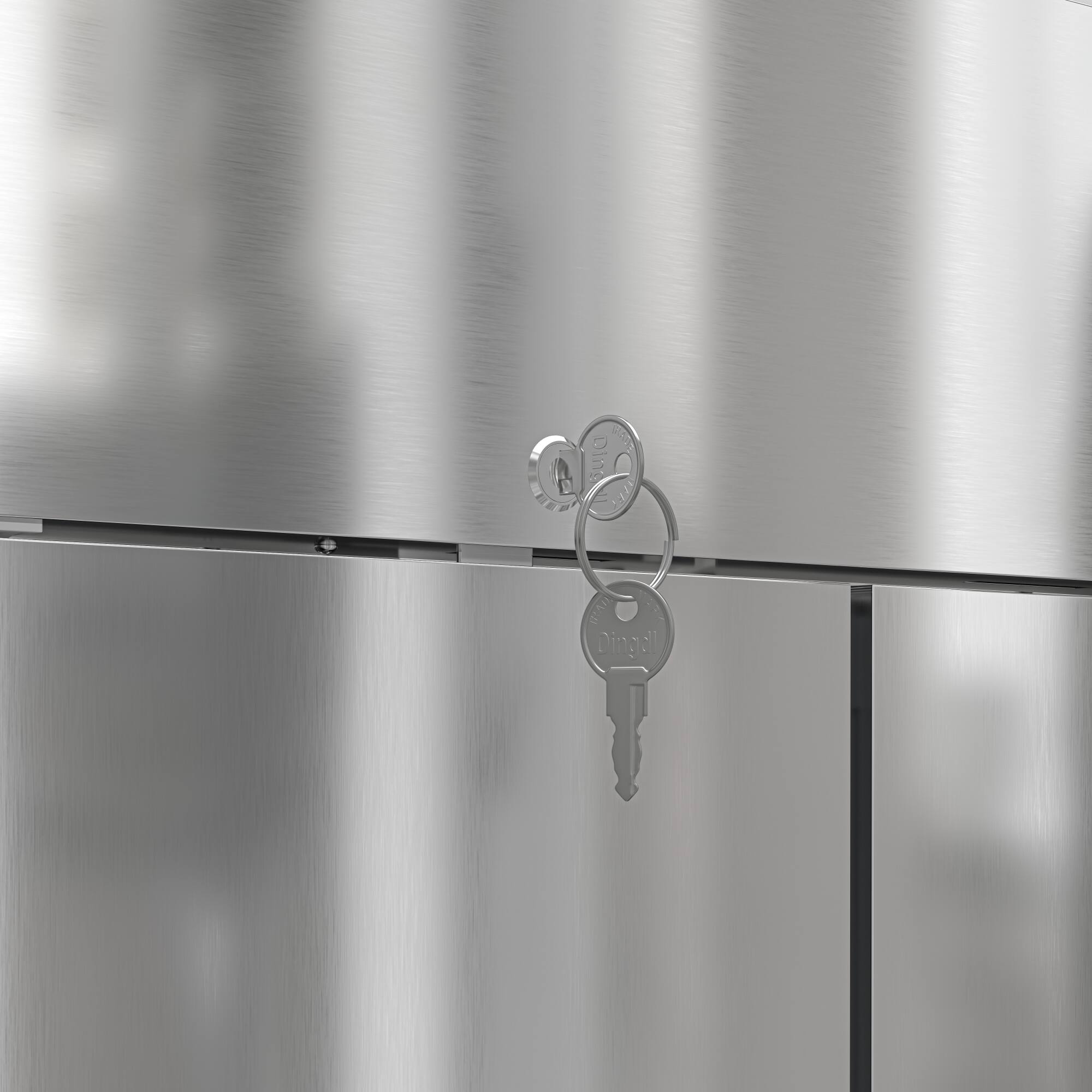 The text on the image reads "UM 3 Dins E irsn Dingell." However, this text does not seem to be related to the image of a metal door with a key lock. It is possible that this text is unrelated to the image or was mistakenly placed in the image description.