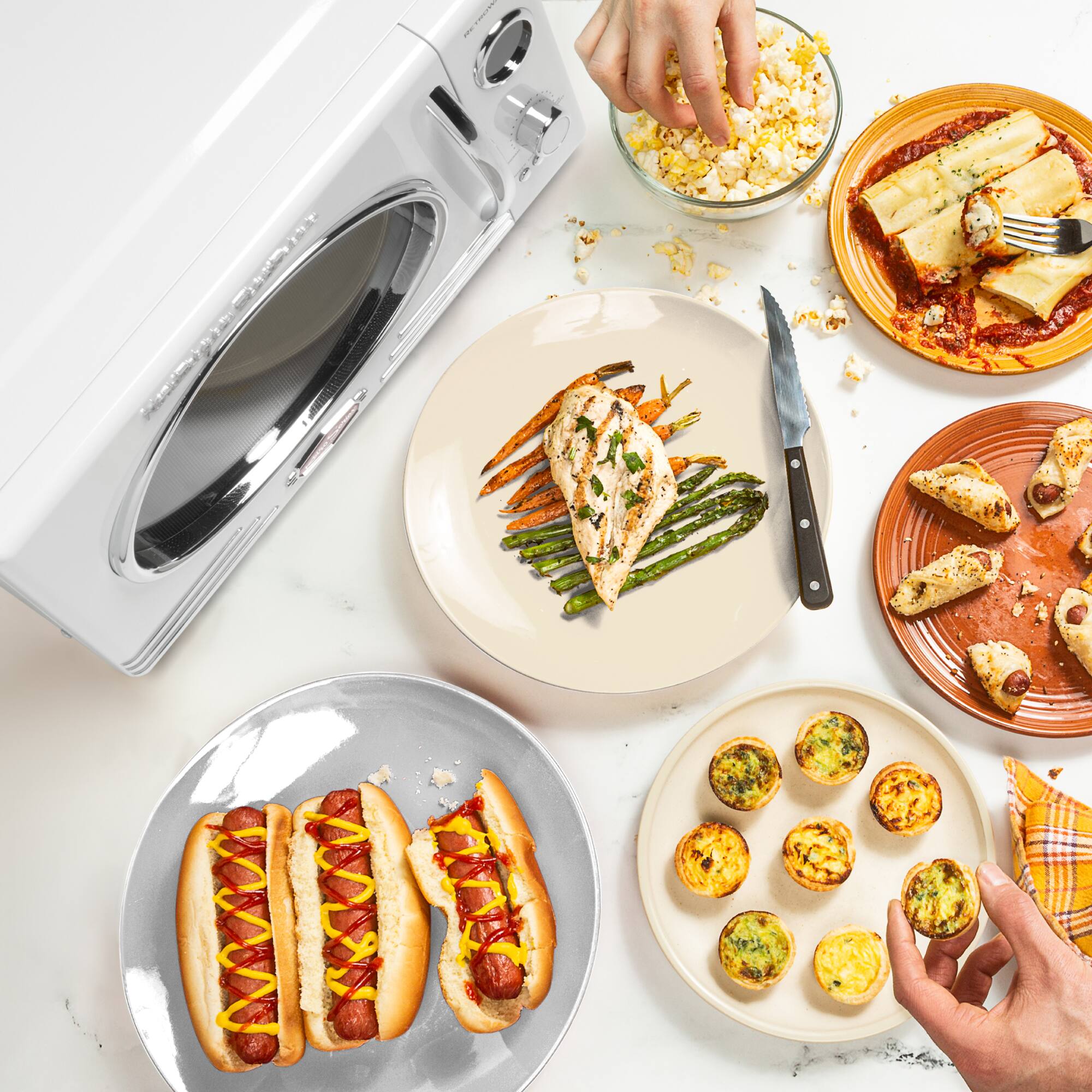 Left. Nostalgia - 0.9 cu. ft. 800-Watt Retro Microwave Oven - White.