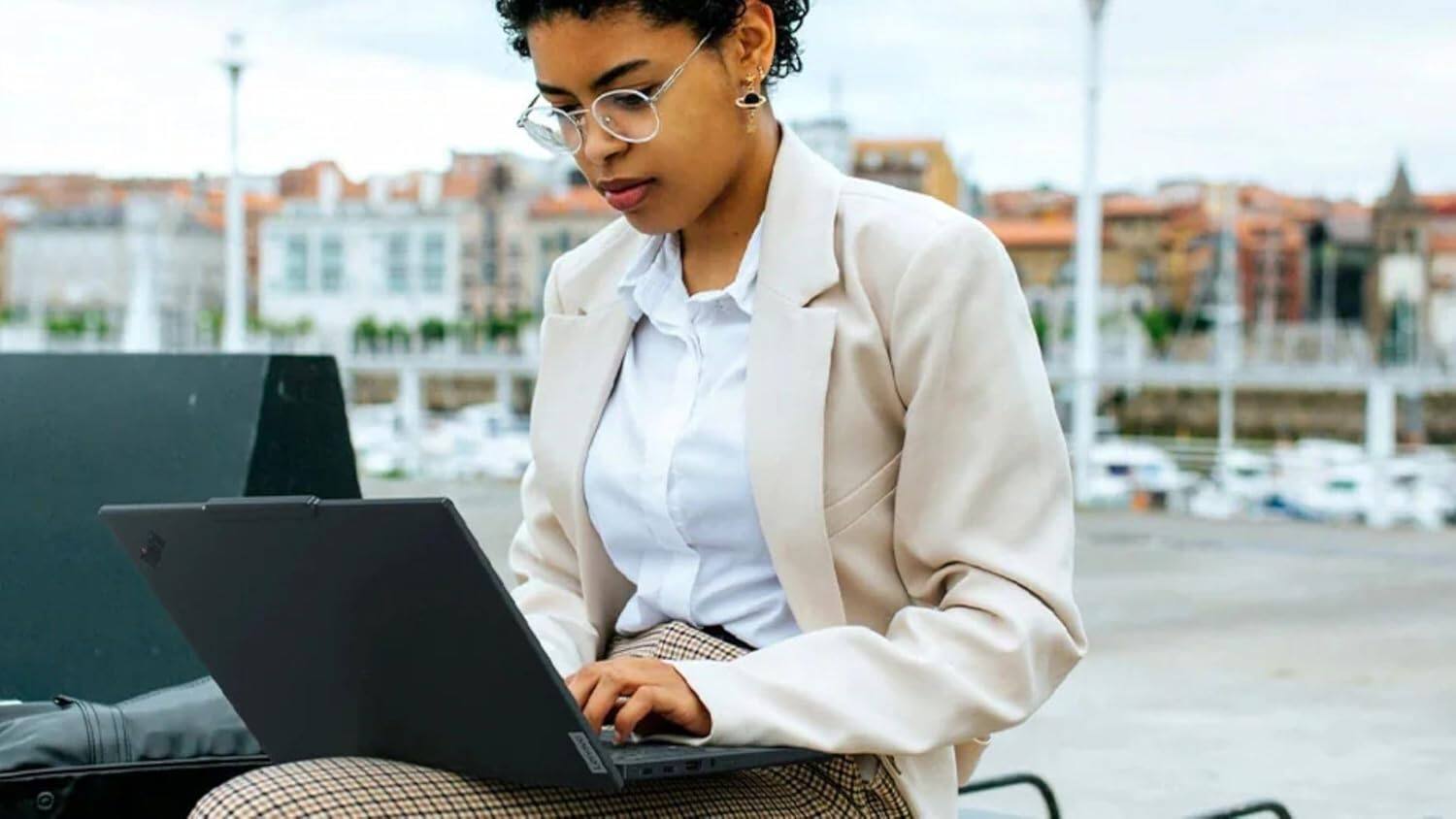 Alt View 8. Lenovo - ThinkPad T14s Gen 5 14" FHD+ Business AI PC Laptop - Intel Core Ultra 5 with 32GB Memory - 1TB SSD - Windows 11 Pro - Black.