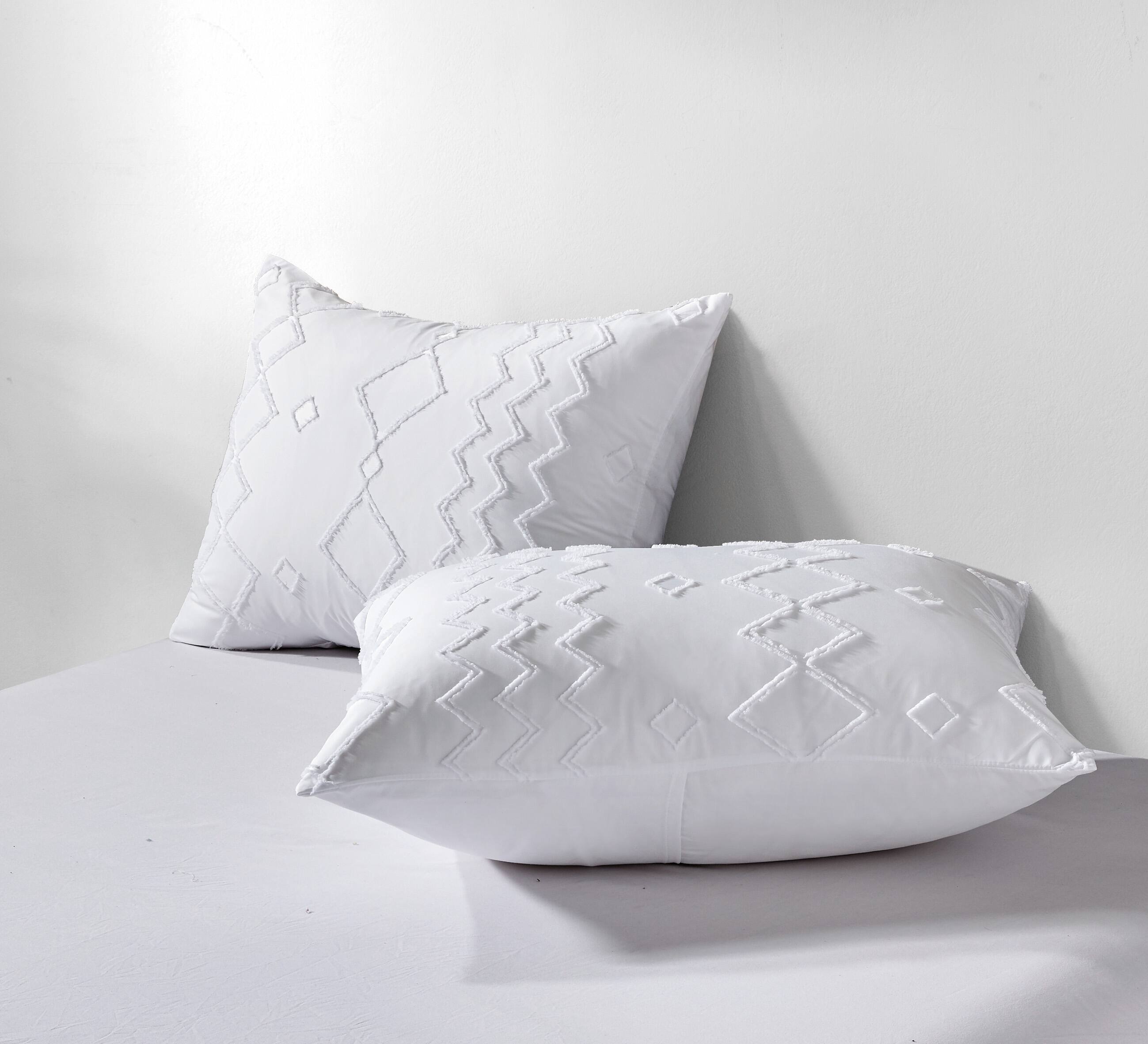 Alt View 1. Bibb Home - Bibb Home 2000 Count Tufted Duvet Cover (3-Piece) - White.