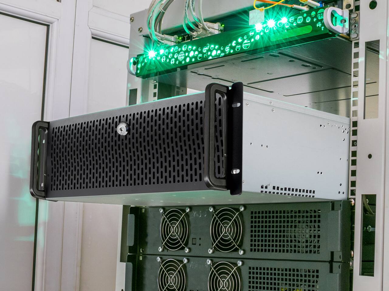 Alt View 7. Rosewill - Rosewill 4U Server Chassis 6x SK120 Fans 15x 3.5" HDD E-ATX 2x USB 3.0 Lock Silver/Black RSV-L4500U-SK - Silver/Black.