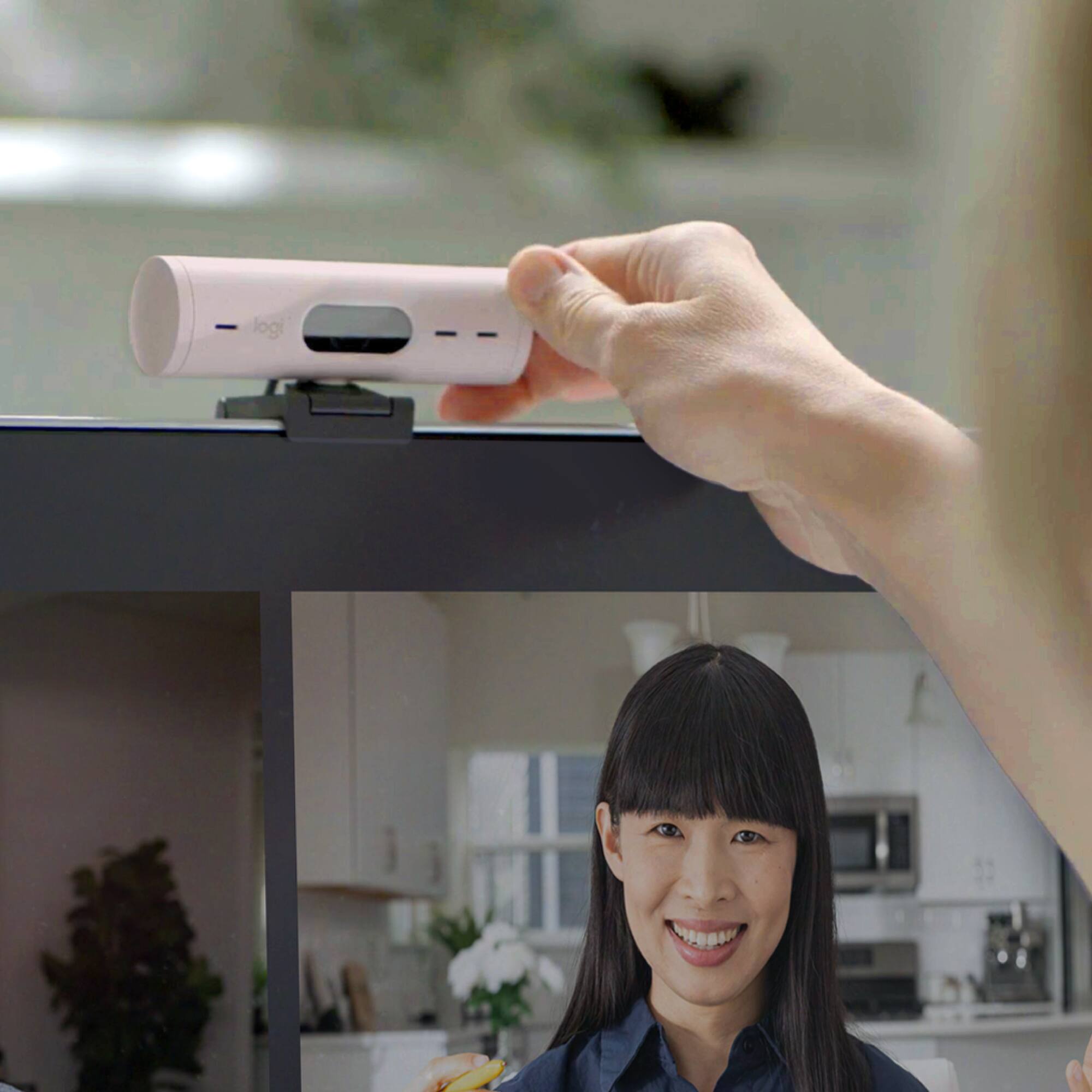 Alt View 14. Logitech - Brio 500 1920x1080p Webcam with Privacy Cover - Rose.