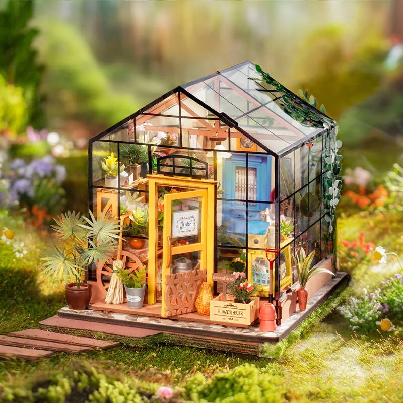 Sure! Here is the corrected text:

"Flower House  
Garden  
Flower House  
Est. 1985"
