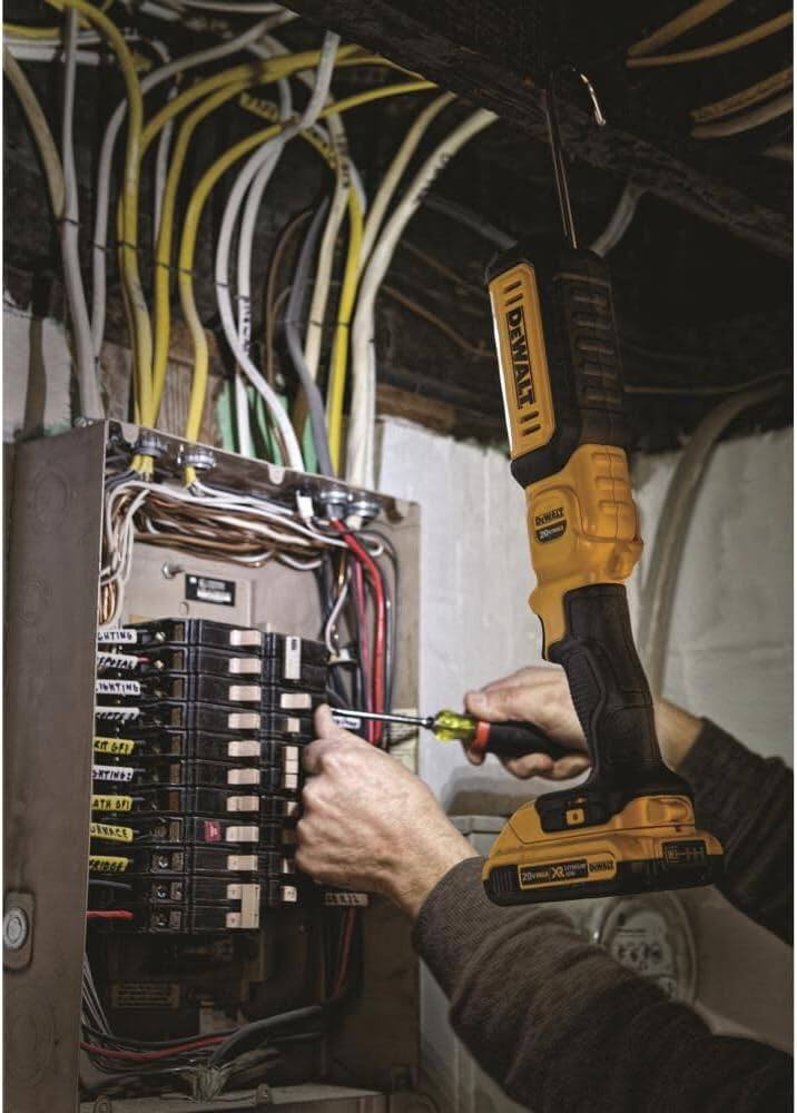 DEWALT = ICE DIWALT E CUTTING FORIAL TEXTING ccE KI 6FL OETINES ATH oF RRACE D SI AE 20vm XR