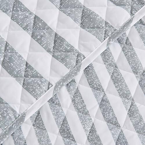 Reds Spade - Striped Quilt Set Ultra Soft Lightweight Microfiber Bedspread 3 Piece Reversible Coverlet For All Seasons - Avery - Grey-Full / Queen