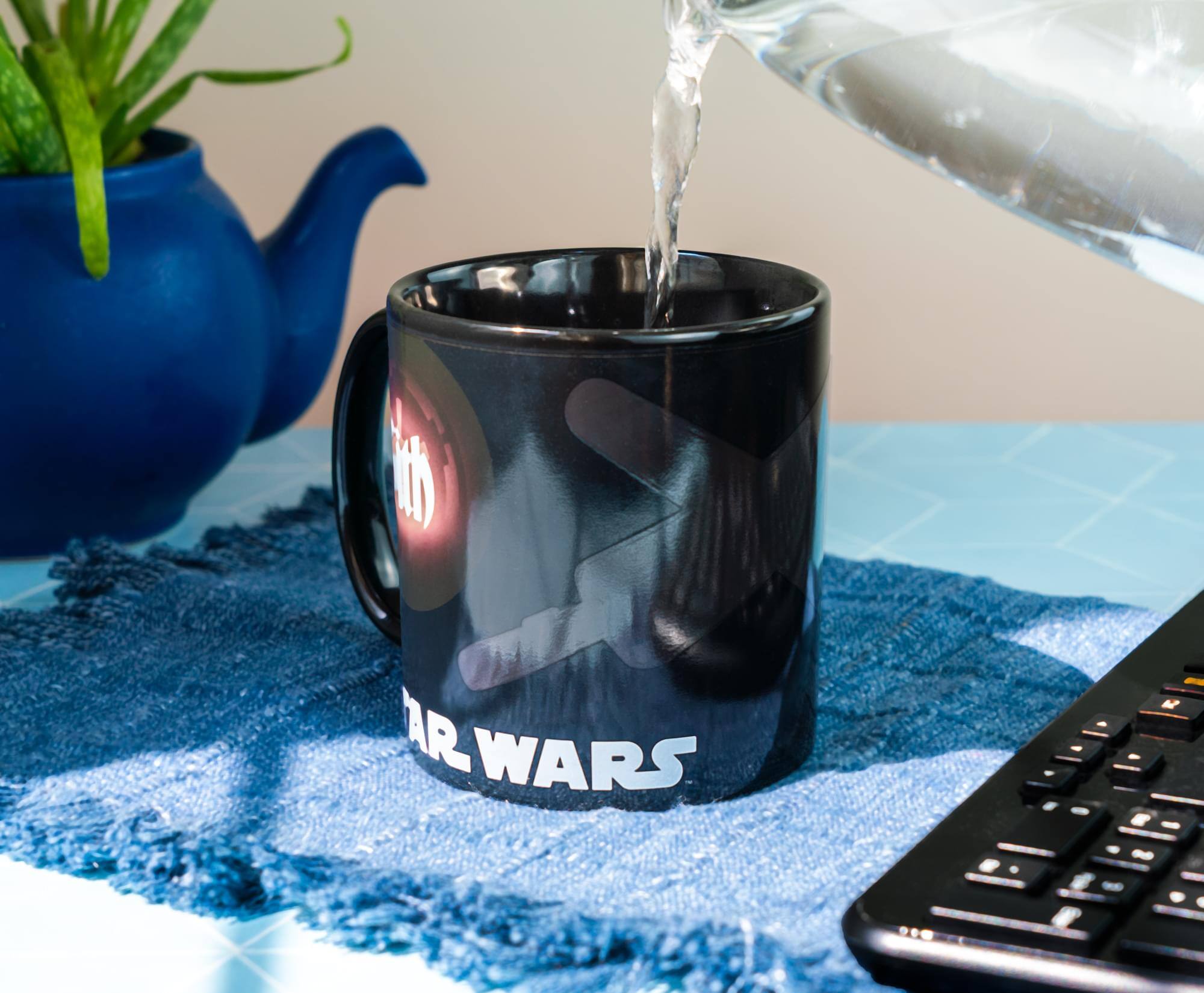 Alt View 3. Star Wars - Star Wars Jedi/Sith Clash - 20oz Heat-Reveal Ceramic Mug - Black.