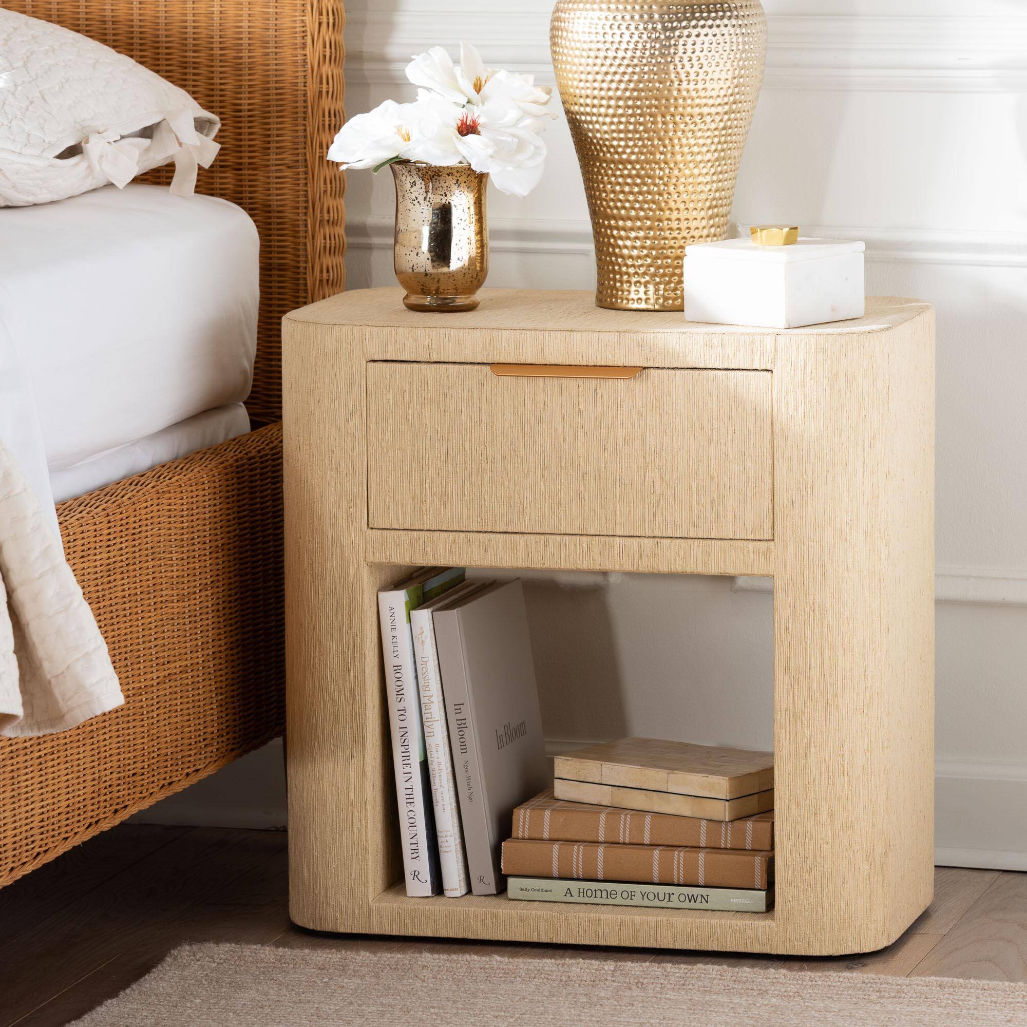 ANNIE KILLY BOOMS Dressing F TO Mariyn  
INSPIRED INSPIRE IN THE COUNTRY THE R.  
In Bloom  
A Home OF YOUR OWN