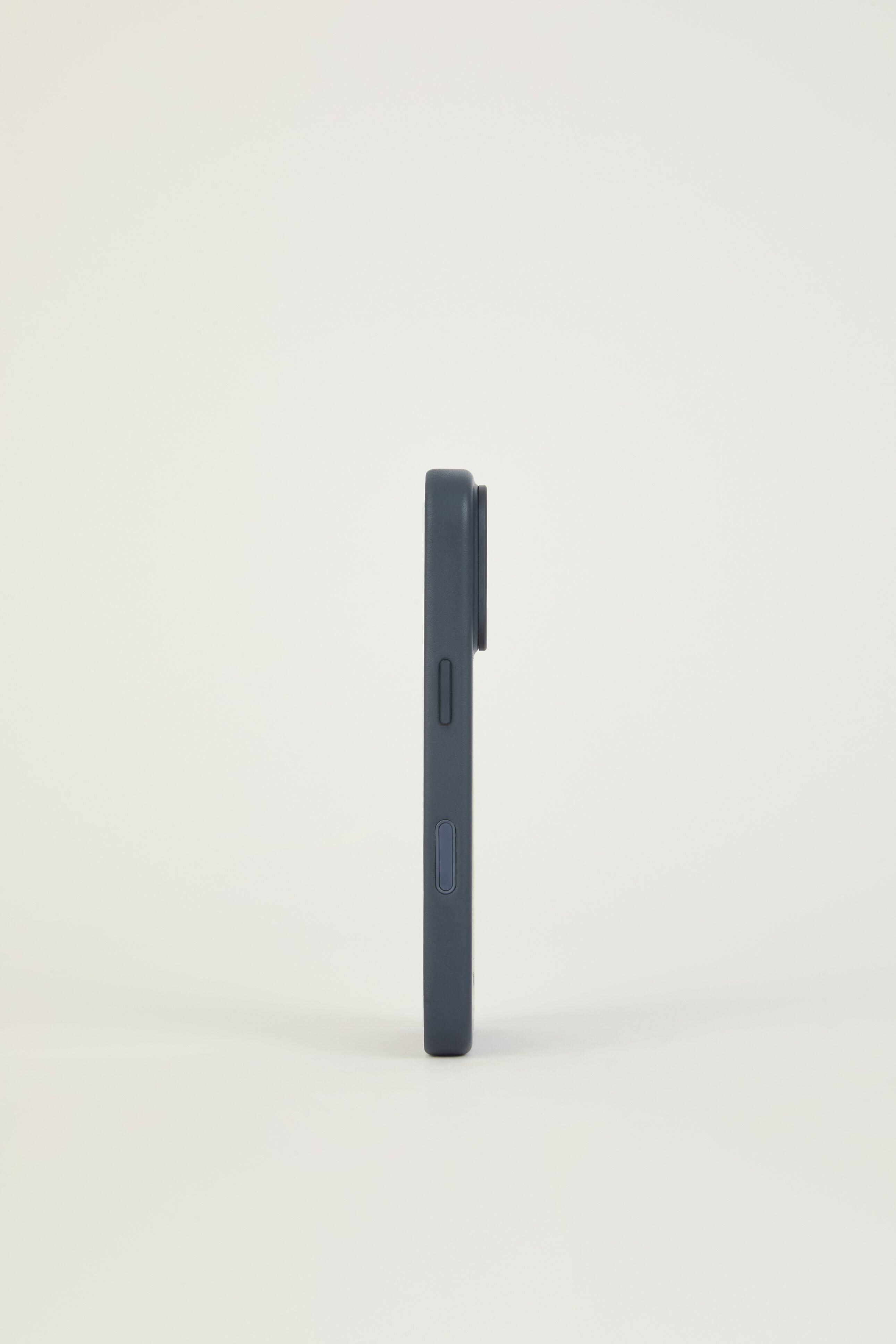 Alt View 3. Troubadour - iPhone 18 Pro Leather Case - Basalt.
