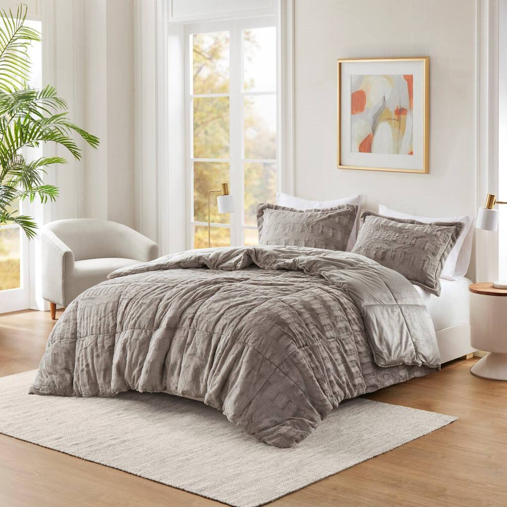 Alt View 1. Gracie Mills - Gracie Mills Garrett Back Print Long Fur to Solid Mink Comforter Set - Gray.