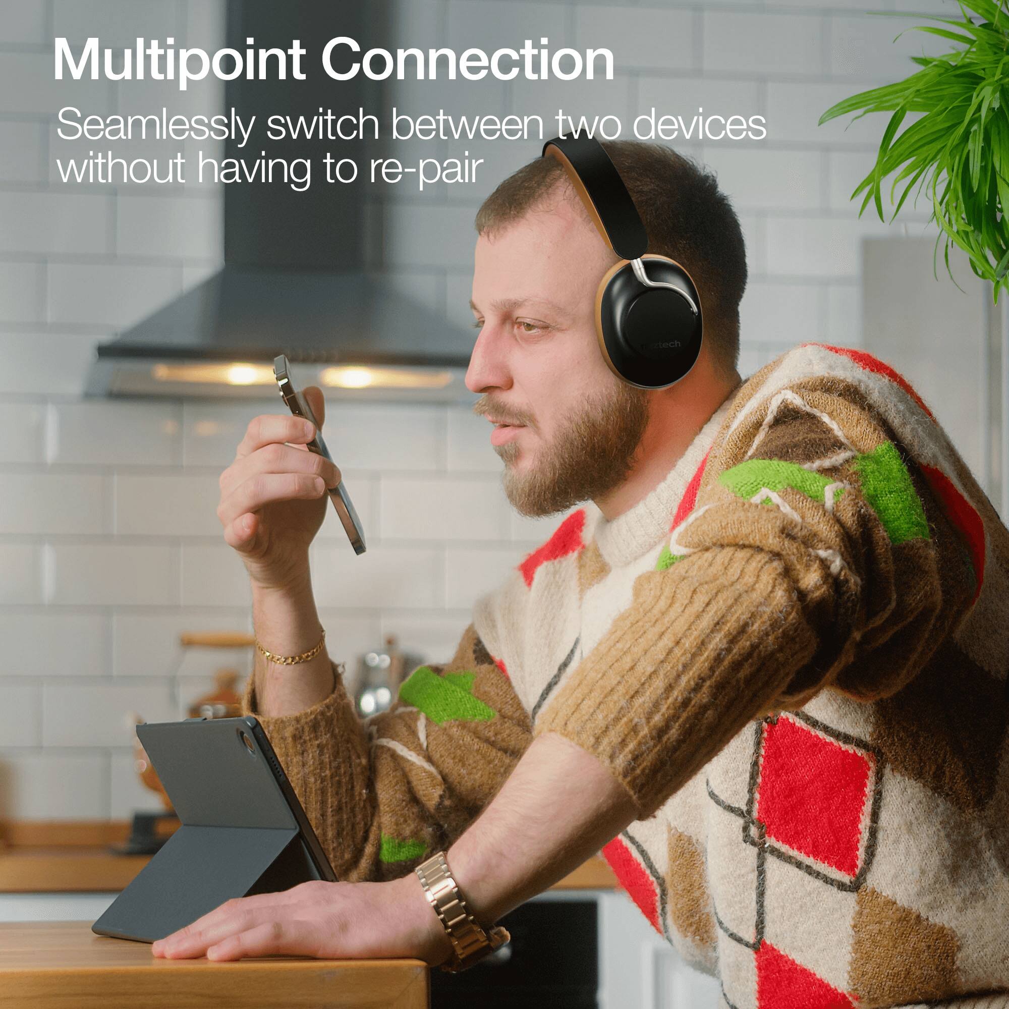 Multipoint Connection  
Seamlessly switch between two devices without having to re-pair