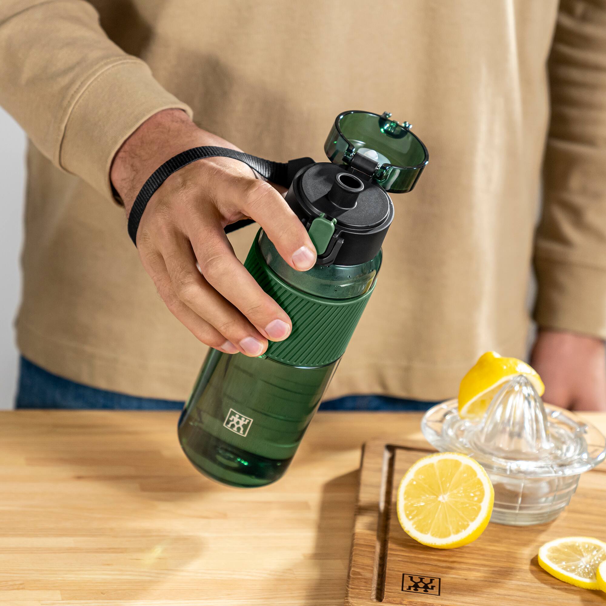 Alt View 2. ZWILLING - ZWILLING Tritan 24-ounce Water Bottle - Dark Green - Green.