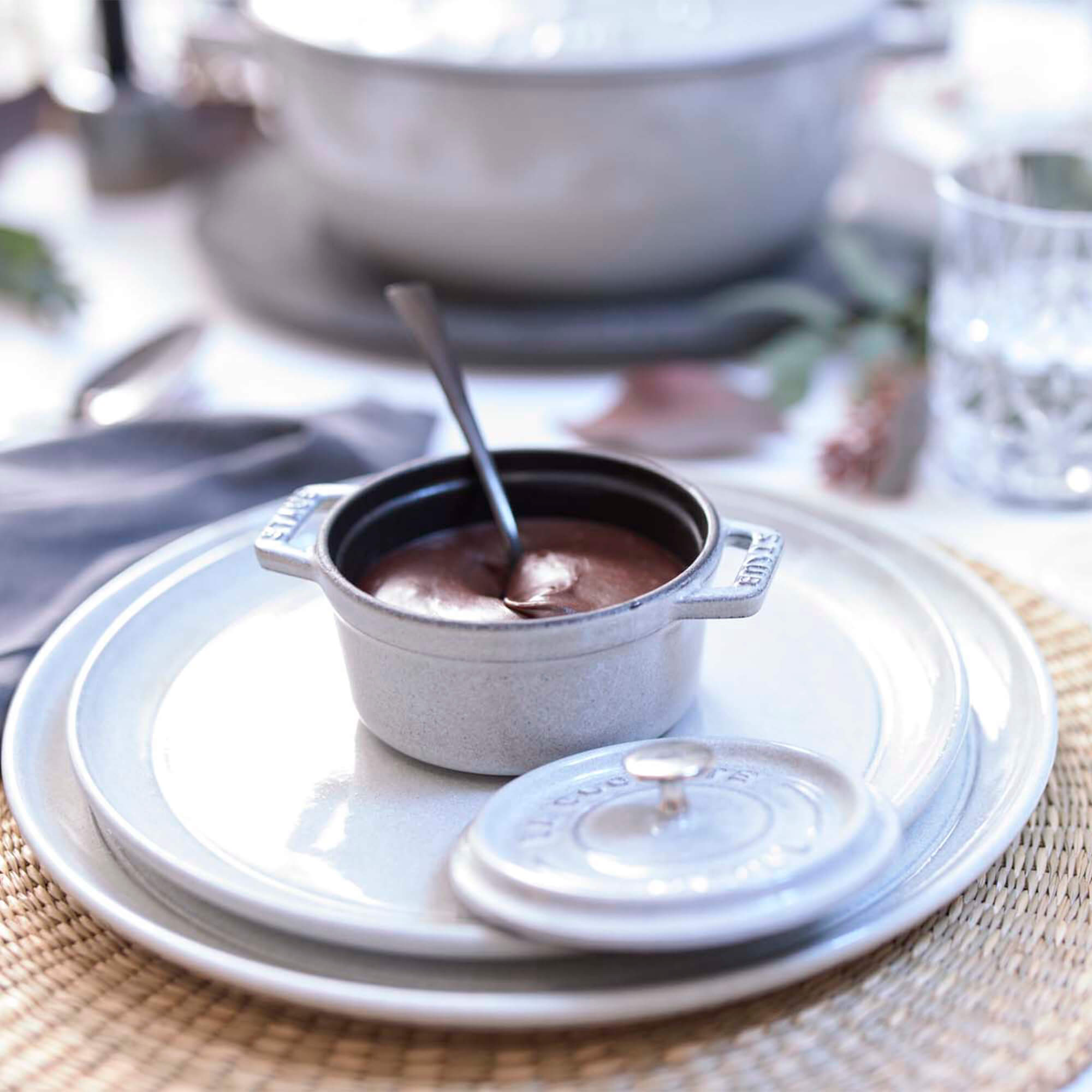 The text on the image reads: "NE EUT CUO TA"