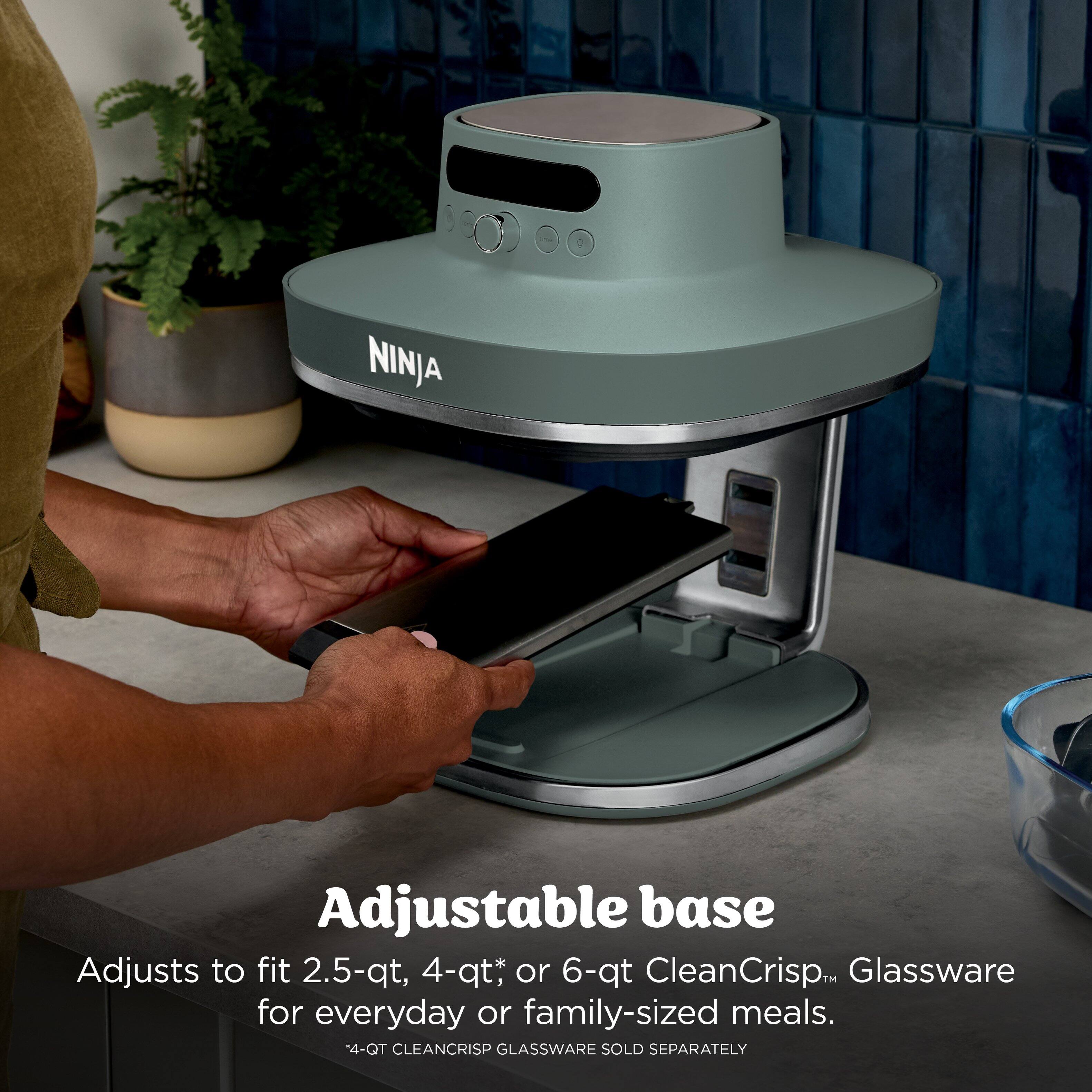 NINJA Adjustable base  
Adjusts to fit 2.5-qt, 4-qt*, or 6-qt CleanCrisp.  
Glassware for everyday or family-sized meals.  
4-QT CLEANCRISP GLASSWARE SOLD SEPARATELY