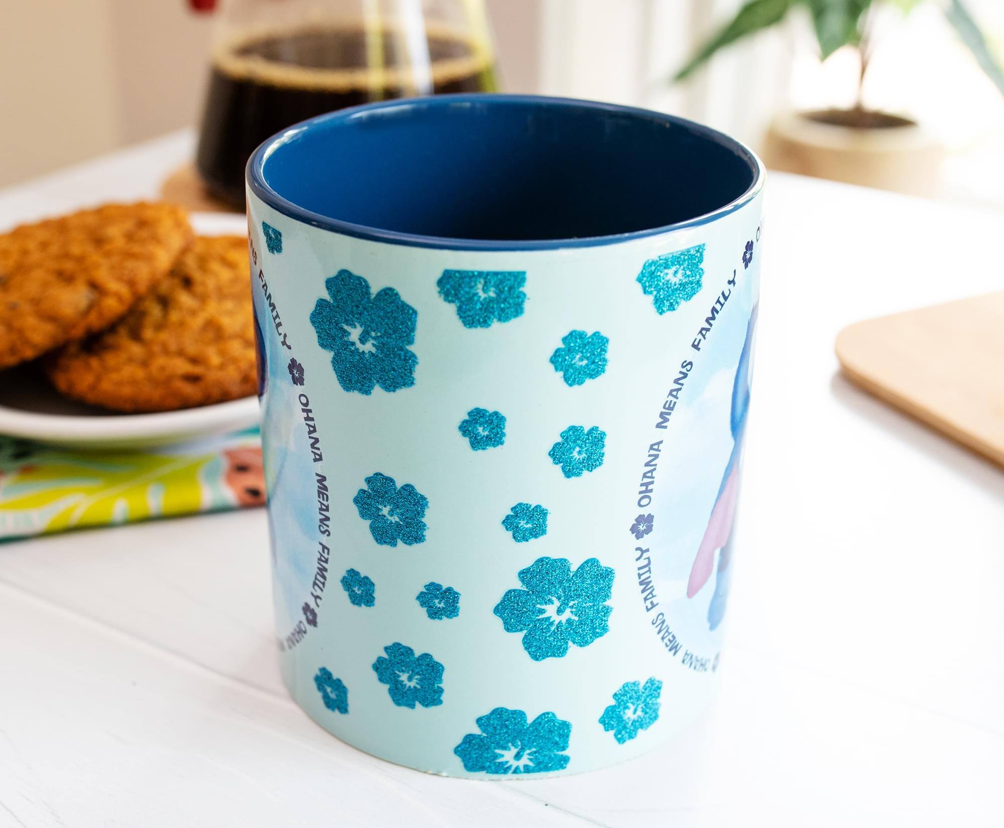 FAMILY OHANA MEANS FAMILY  
AH FAMILY MEANS OHANA  
FAMILY MEANS UNYK