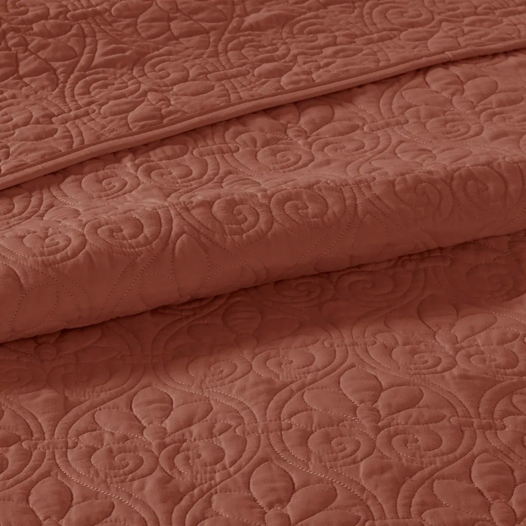 Alt View 5. Gracie Mills - Gracie Mills Sandy Reversible Cottage-Inspired Quilt Set - Clay Red.