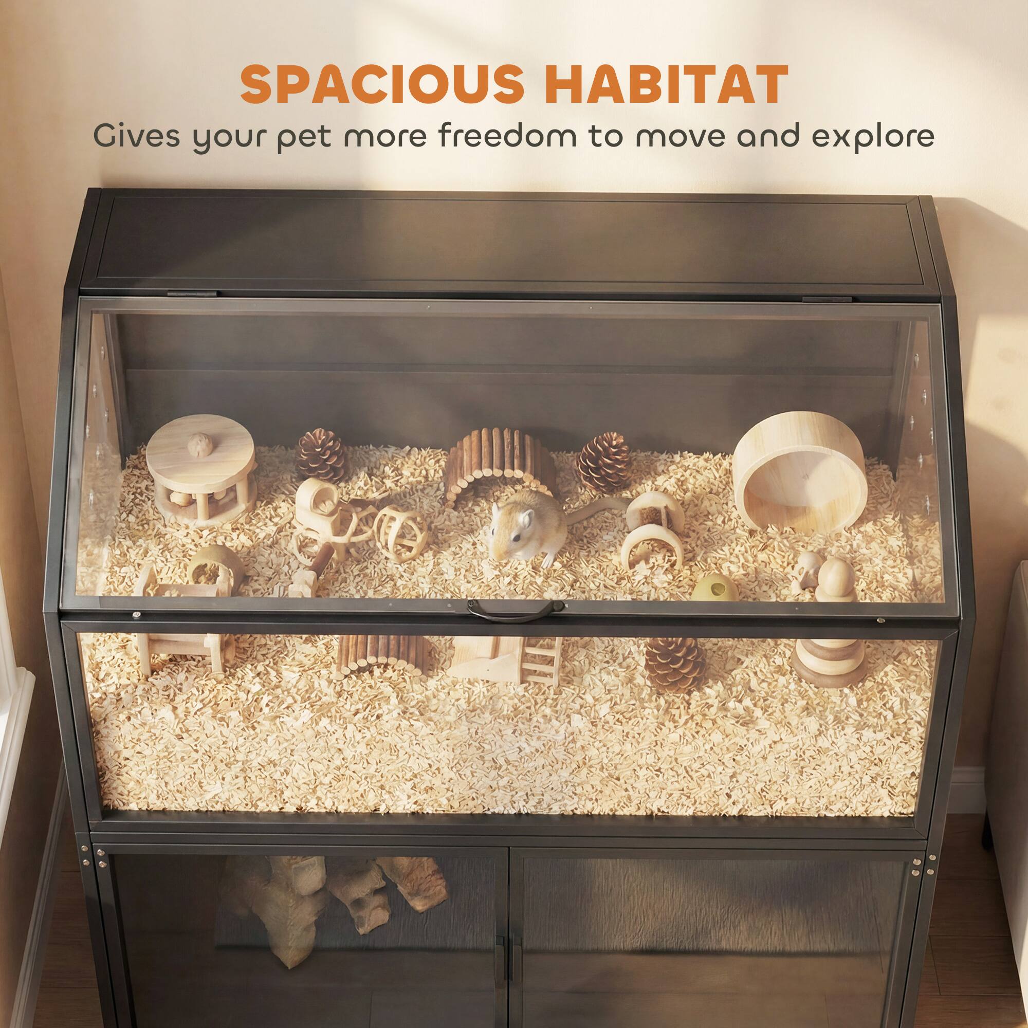 SPACIOUS HABITAT  
Gives your pet more freedom to move and explore