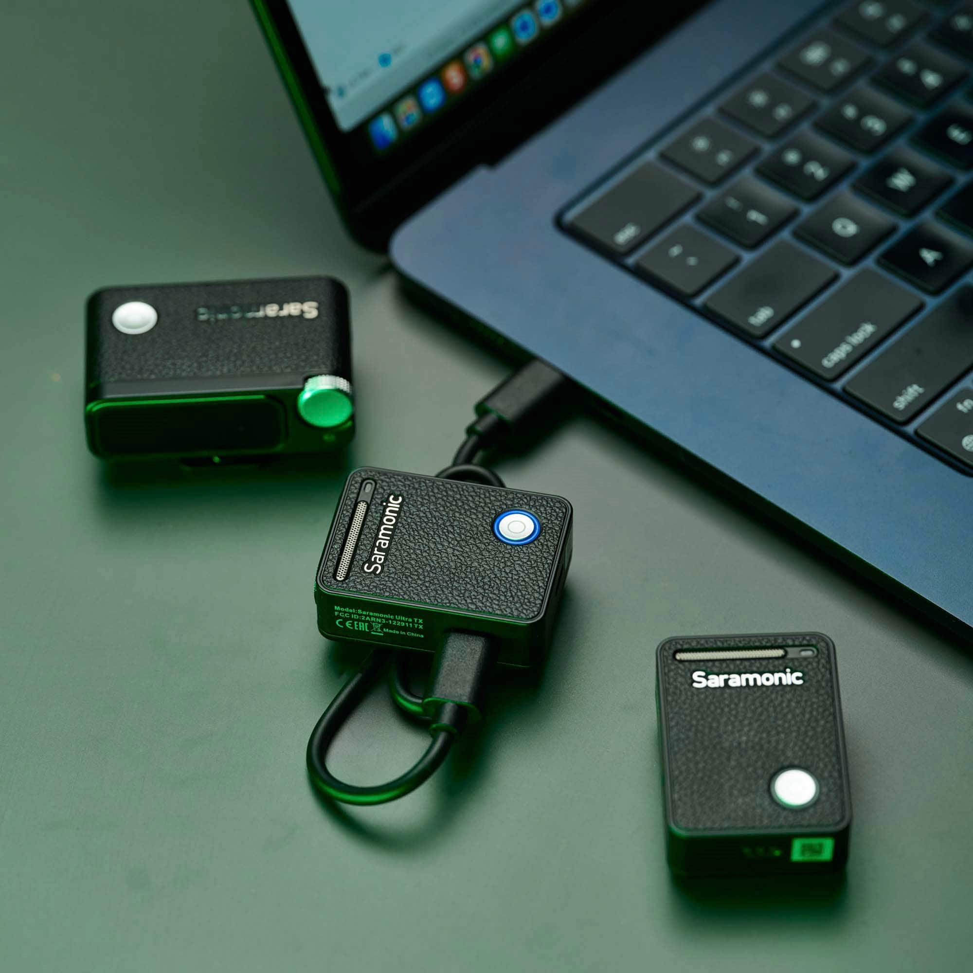 The text on the image reads "Saramonic" and "caps lock."