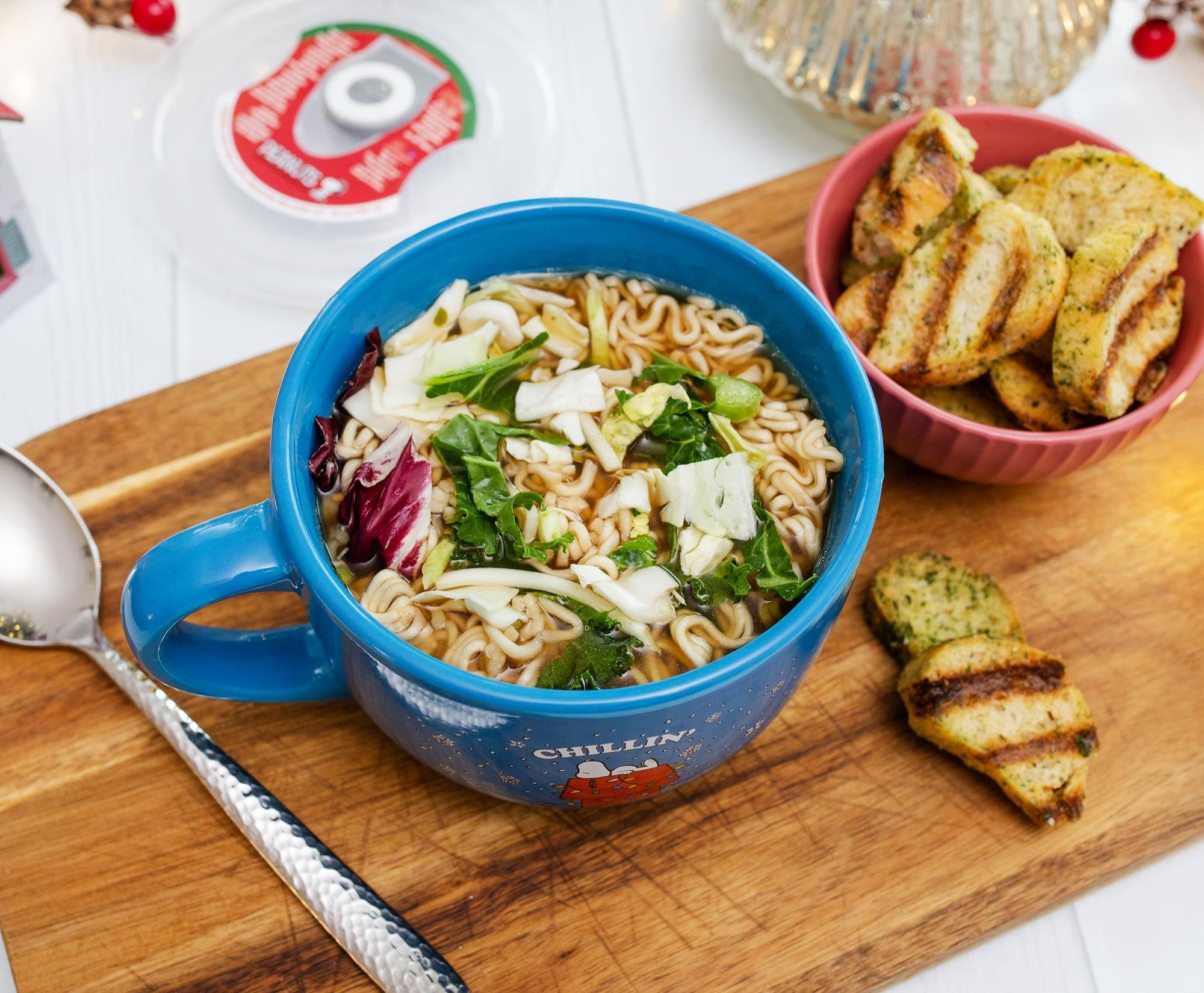 Sure, here is the corrected text:

"CHILLIN'"

The text on the image reads "CHILLIN'" on the blue bowl.