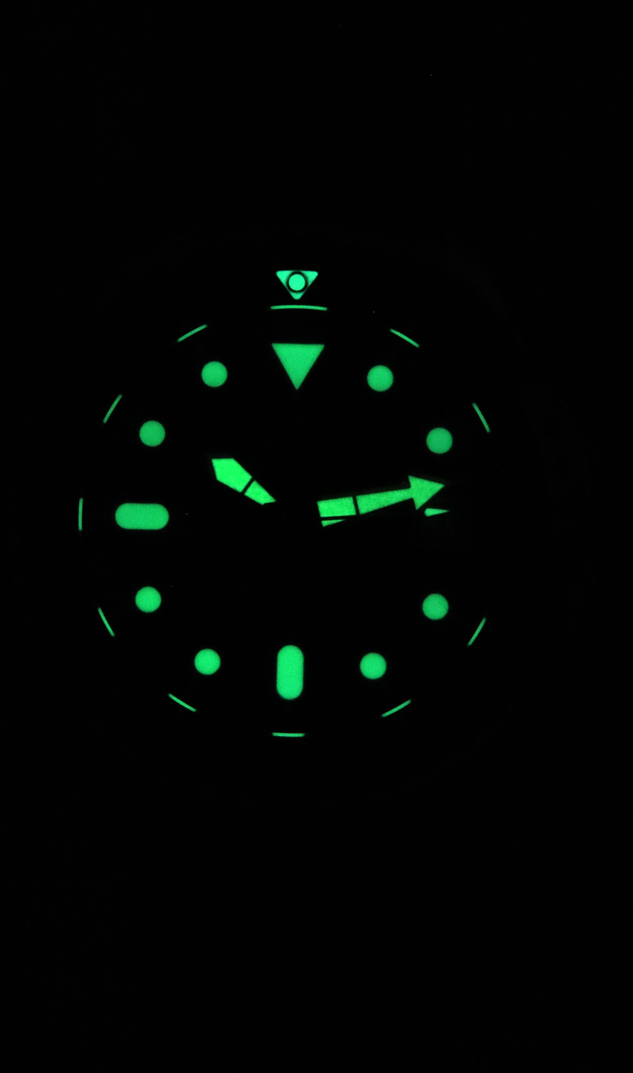 Angle. RATIO - FreeDiver Professional Quartz RTF005 Mens Watch Sapphire Crystal Black Dial - Silver.