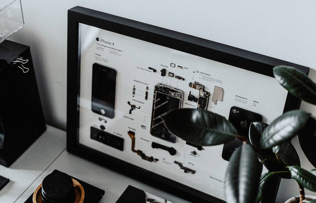 iPhone 4  
"Doing everything again."

- Front Camera
- Receiver
- Lock
- Logic Board
- Dimensions
- Mass

- Rear Camera
- Ring/Silent Switch
- Volume Buttons
- Home Button
- Battery
- SIM Card
- Dock Connector
- Antenna
- Wi-Fi
- Bluetooth
- GPS
- Accelerometer
- Gyroscope
- Magnetometer
- Speaker
- Microphone
- Front Camera
- Rear Camera
- Logic Board
- Dimensions
- Mass

- "Stay hungry, stay foolish."