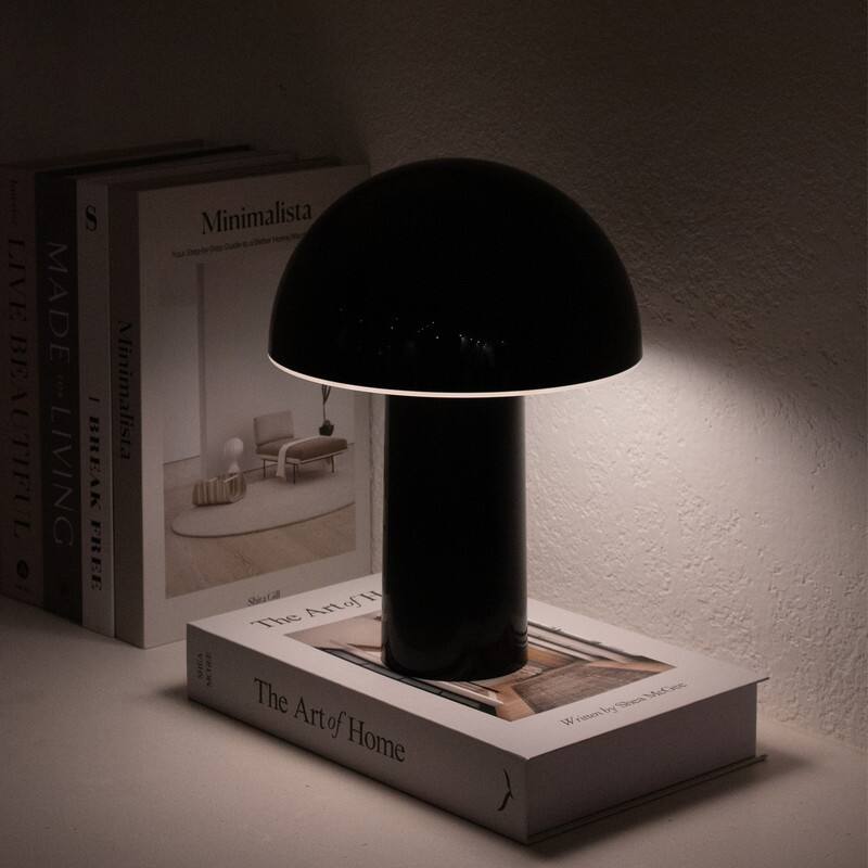 LIVE BE BEAUTIFUL  
MADE FOR LIVING  
BREAK FREE  

Minimalista  
Minimalista  

The Art of Home  
Written by Stephanie Macce