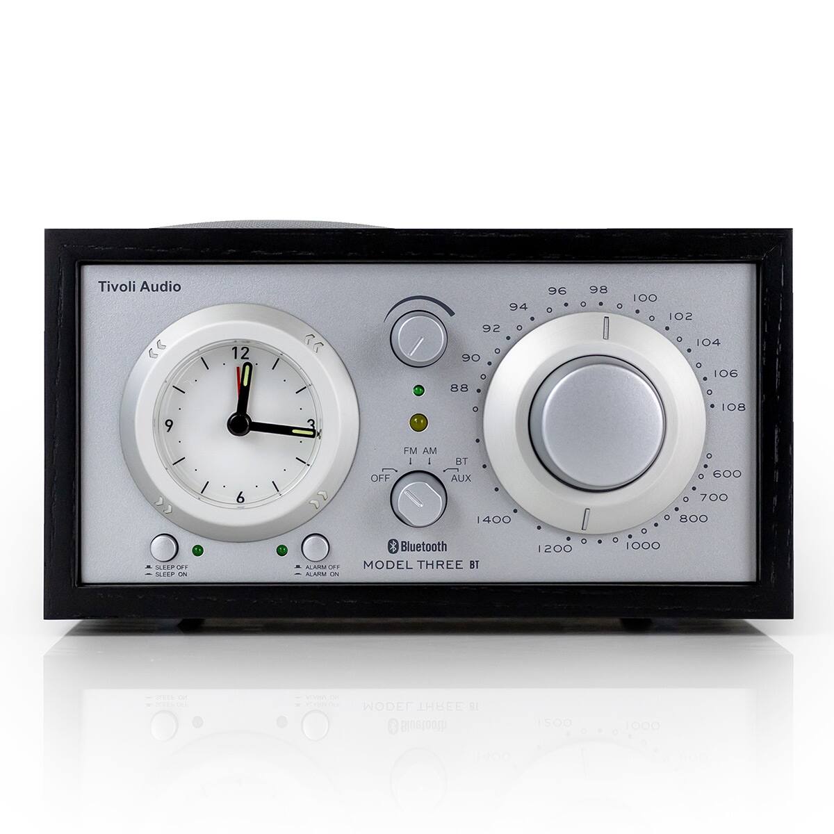 Tivoli Audio
MODEL THREE BT
Bluetooth
FM AM BT AUX
SLEEP OFF SLEEP ON
ALARM OFF ALARM ON
12 3 6 9
90 92 94 96 98 100 102 104 106 108
600 700 800 900 1000 1100 1200 1300 1400 1500
OFF M AM - - BT AUX I
400 600 700 800 STIPIRS SUEEF ON ALARM . ALANIM ON