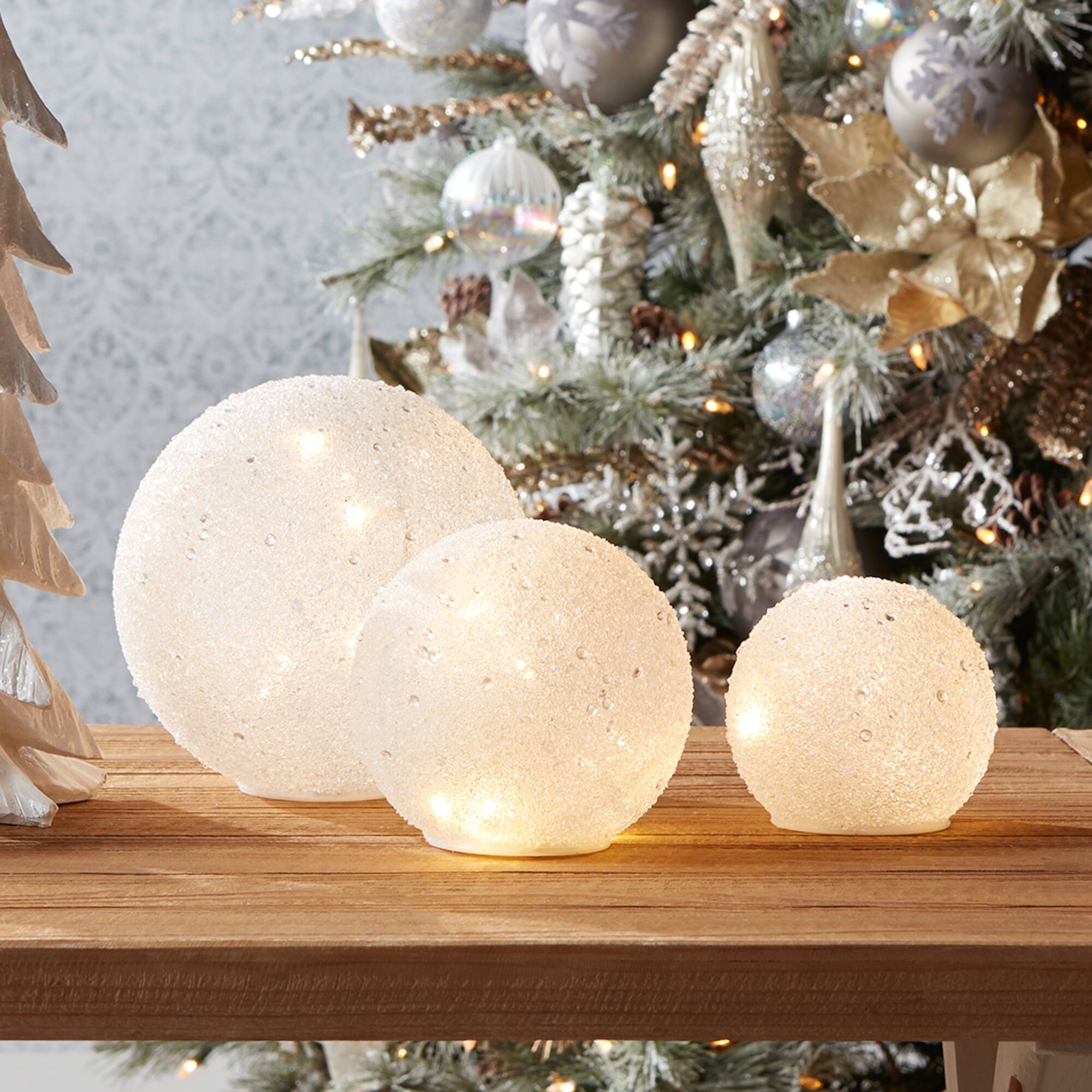 Angle. BreeBe - LED Frosted Snowball Globe (Set of 3) - White.