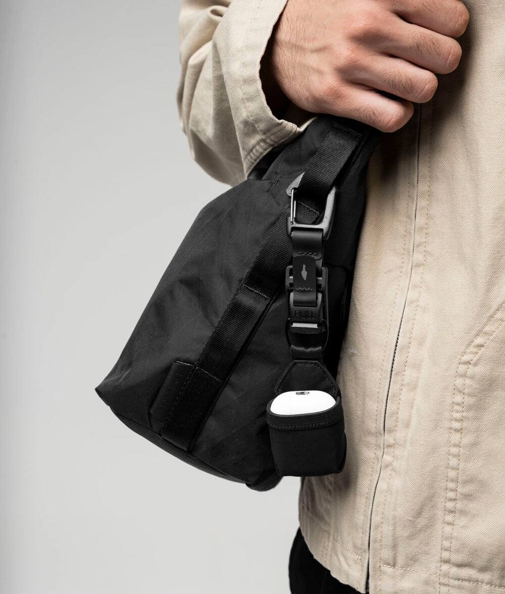 Angle. ALPAKA - Flow Satchel 4L & HUB Carabiner (L)  Bundle - Black Axoflux 210D.
