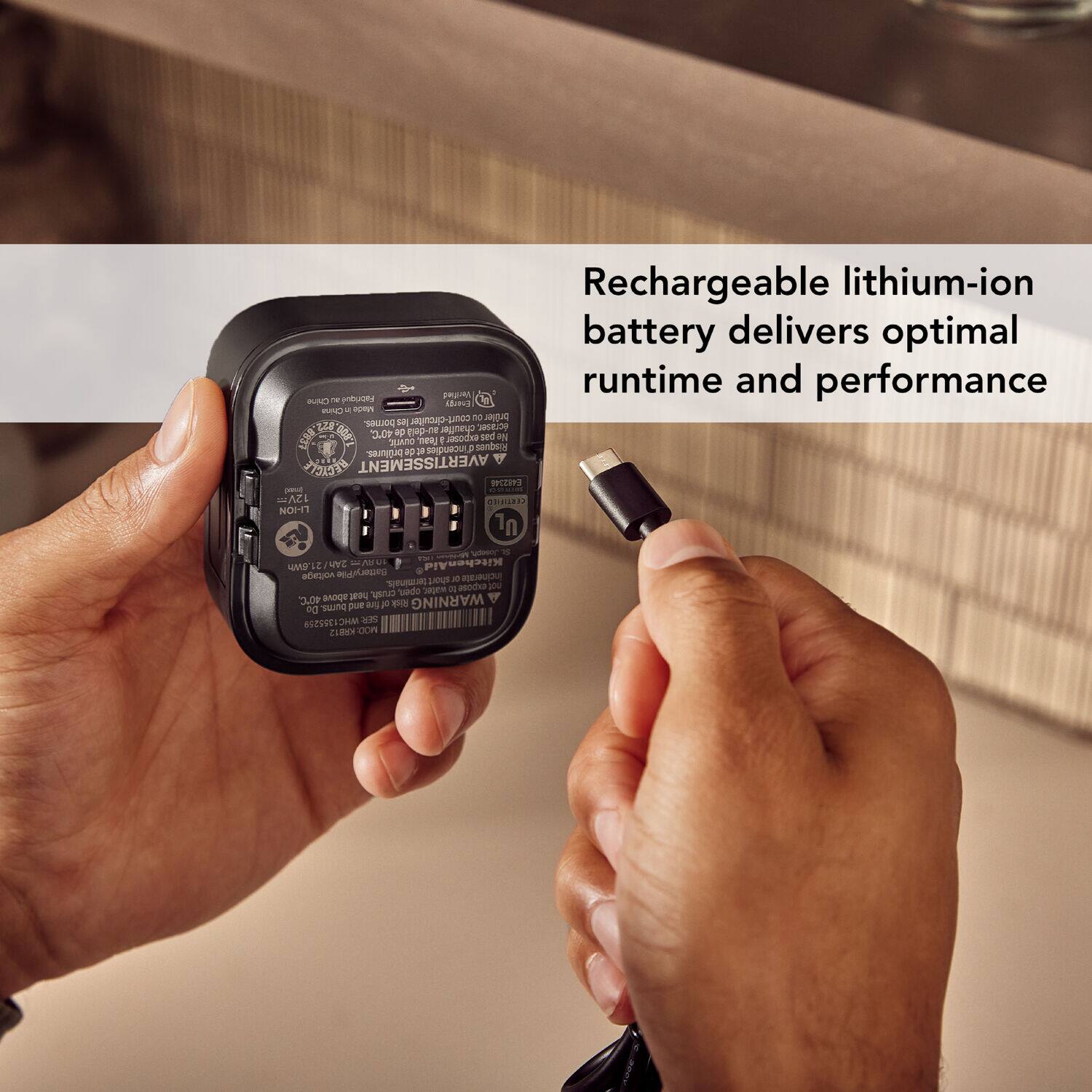 Rechargeable lithium-ion battery delivers optimal runtime and performance.