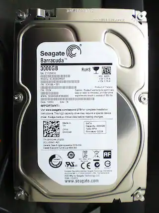 Z1121019MK Z347321106
Seagate™ Barracuda™ 3000GB
SERIAL: Z1F26KC8
VDC AMPS: 5V 0.75 A, 12V 0.75 A
MODEL: ST3000DM001
PN: 1CH166-501
FW: CC24
Product of Thailand
Caution: Product warranty is void if any seal or label is removed, or if the drive experiences shock in excess of 350 Gs.
Date: 13263
Site: TK
IMPORTANT! Visit www.seagate.com/beyond-2TB for complete installation instructions. This high capacity drive may require a special device driver. Always backup critical data before making changes.
Made in TH
DP/N: 0HHD4K
SATA Capacity: 3000GB
7200 RPM
Firmware: CC24
TH-0HHD4K-21233-2CL-03MC-A01
Canada Class B digital apparatus IC