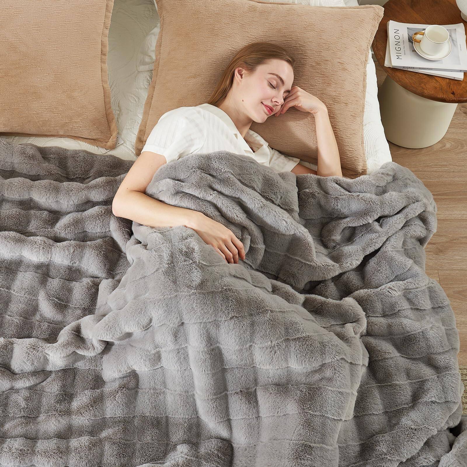 Grey Queen(90" x 90")