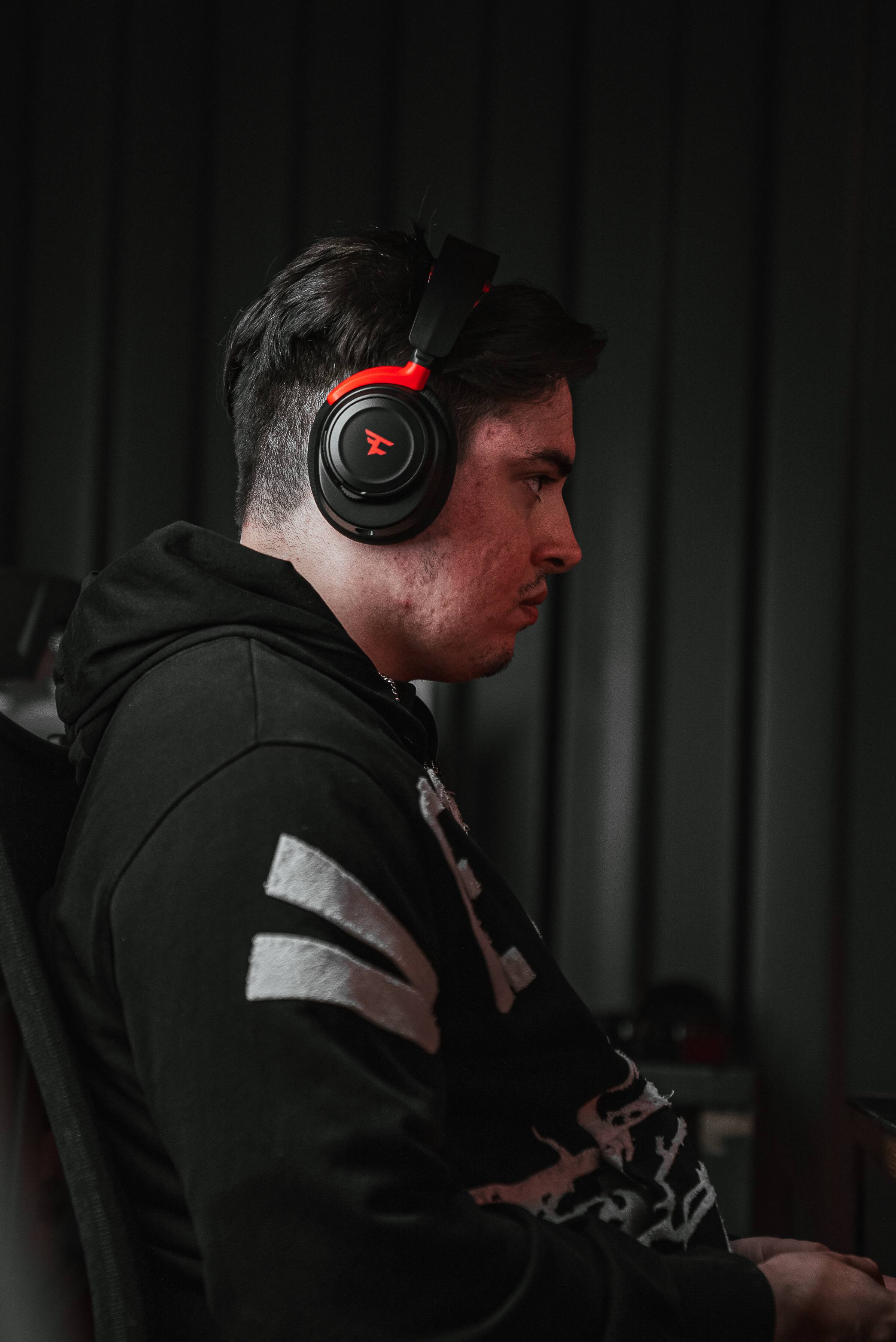 Alt View 17. SteelSeries - Arctis Nova 7 Wireless Gaming Headset for PC, PS5, and PS4 - FaZe Clan Limited Edition.