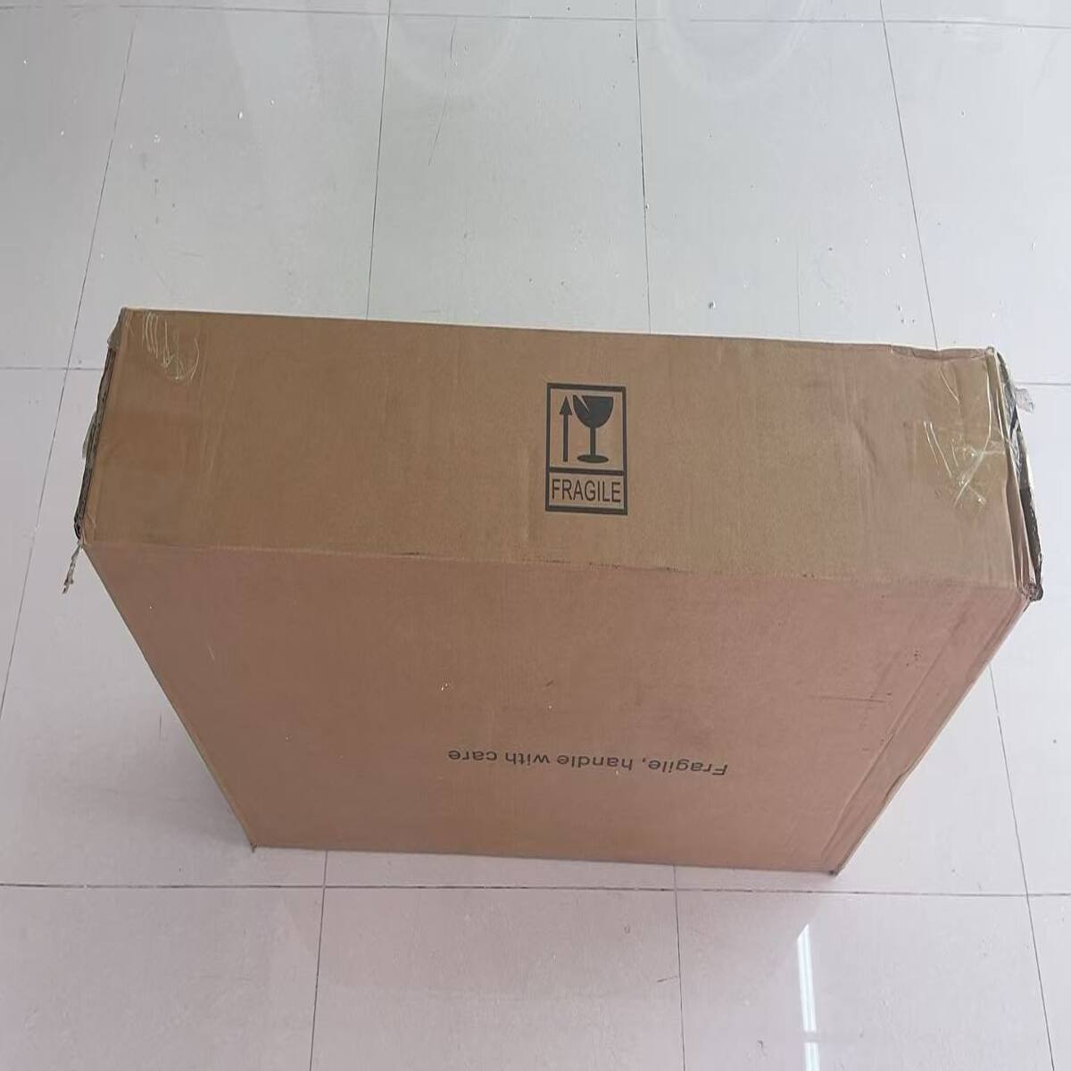 FRAGILE
care with handle Fragile