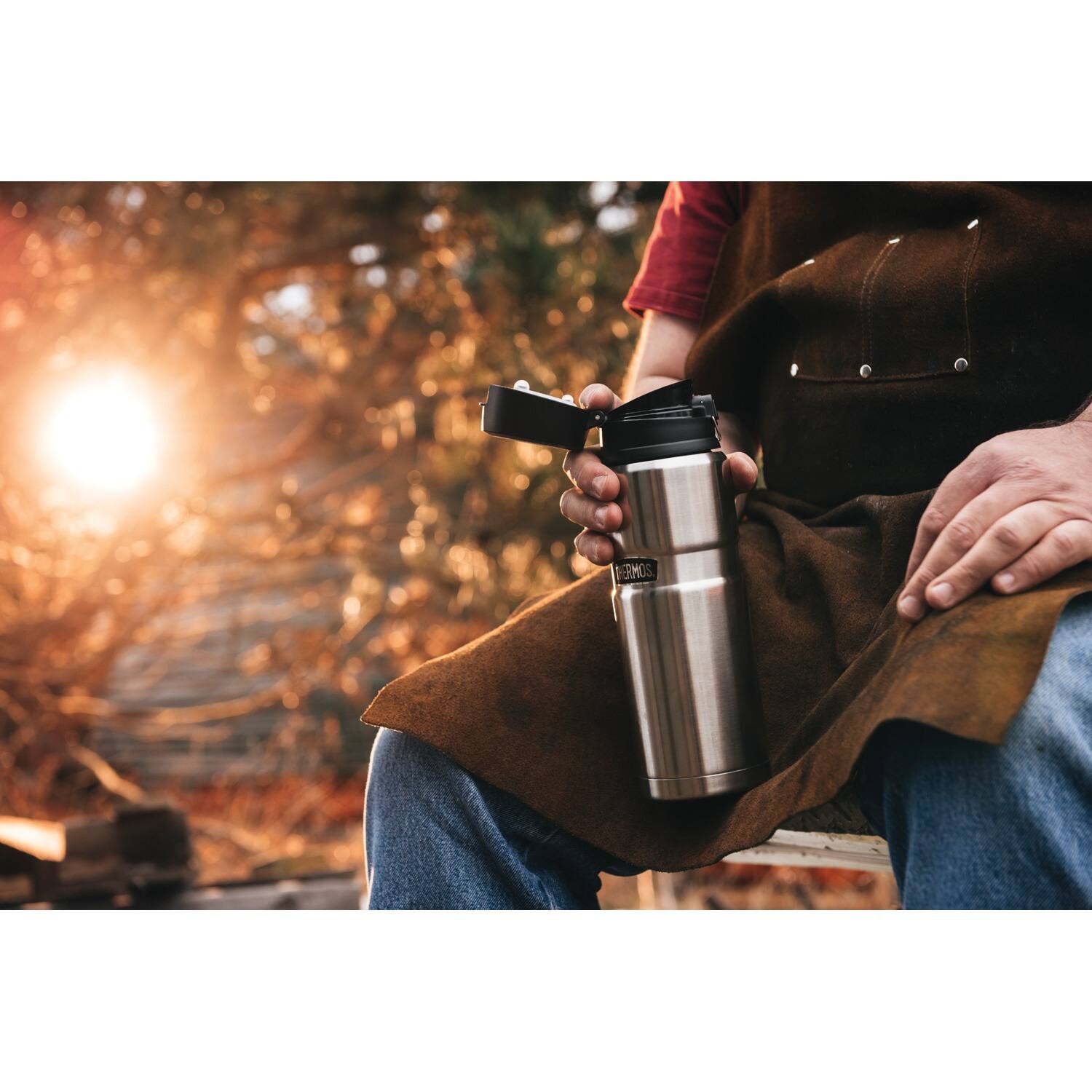 Angle. Thermos - Thermos 24 oz. Stainless King Vacuum Insulated Water Bottle - Matte Silver - Silver.