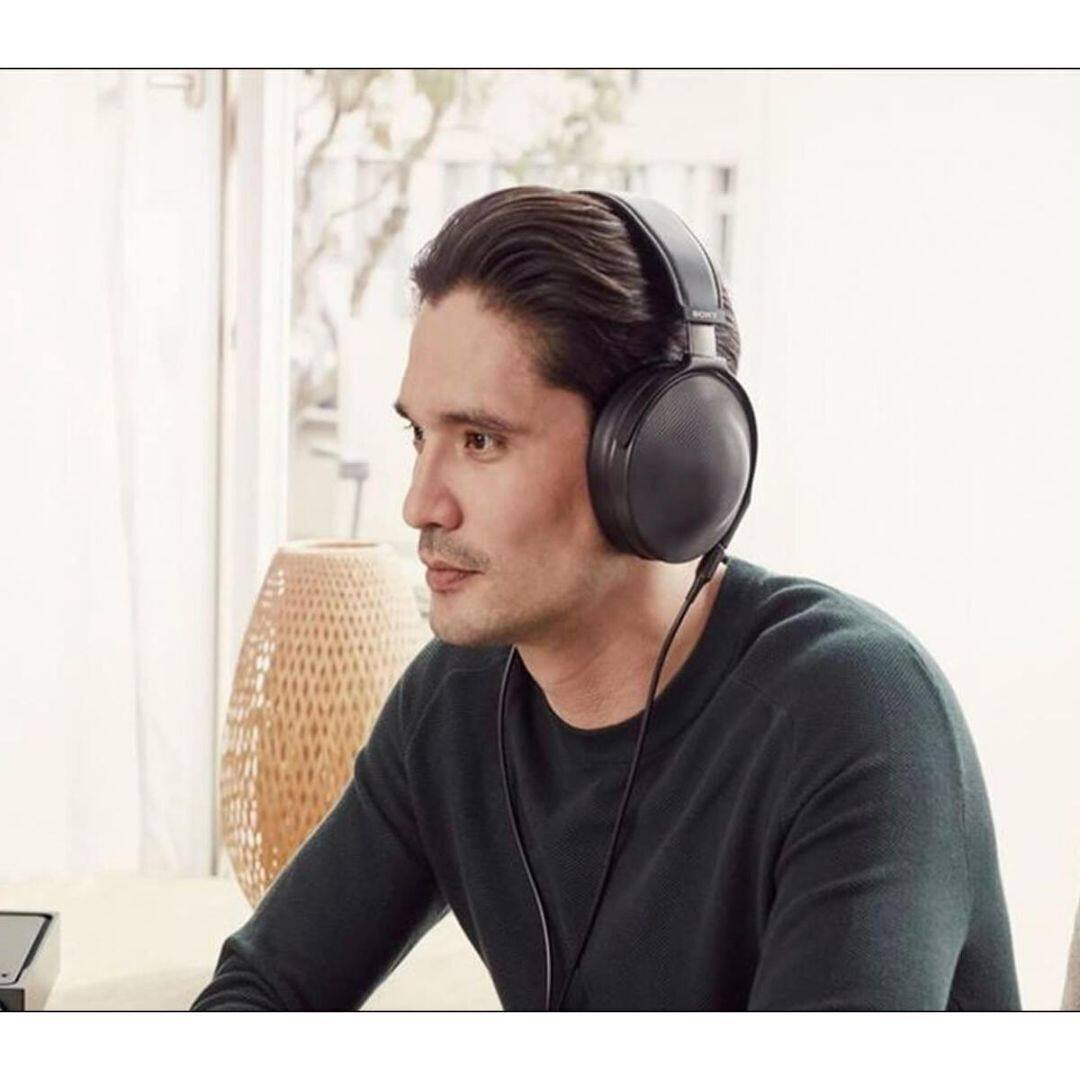 Back. Sony - Signature Closed Dynamic Hi-Res Headphones w/ Case MDRZ1R - Black.