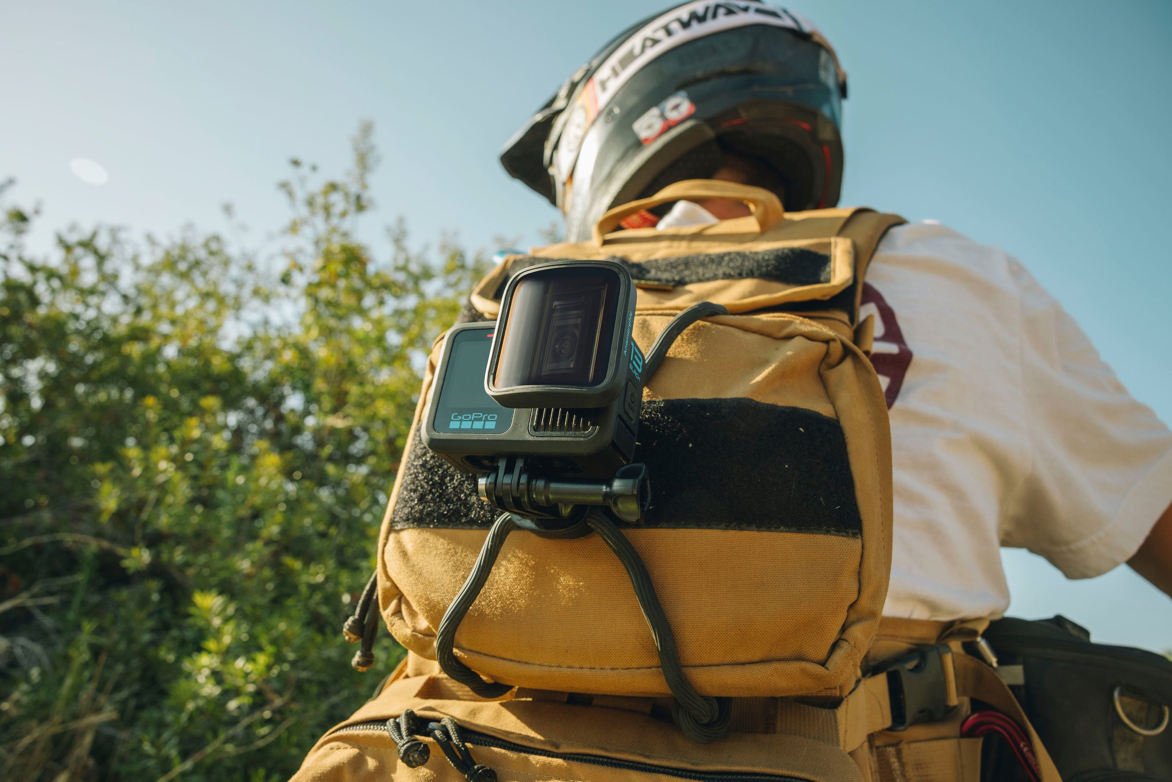 The text on the image reads "Hatwayk e GoPro - addaa." This can be grouped and corrected as "Hatwayk e GoPro - adda."