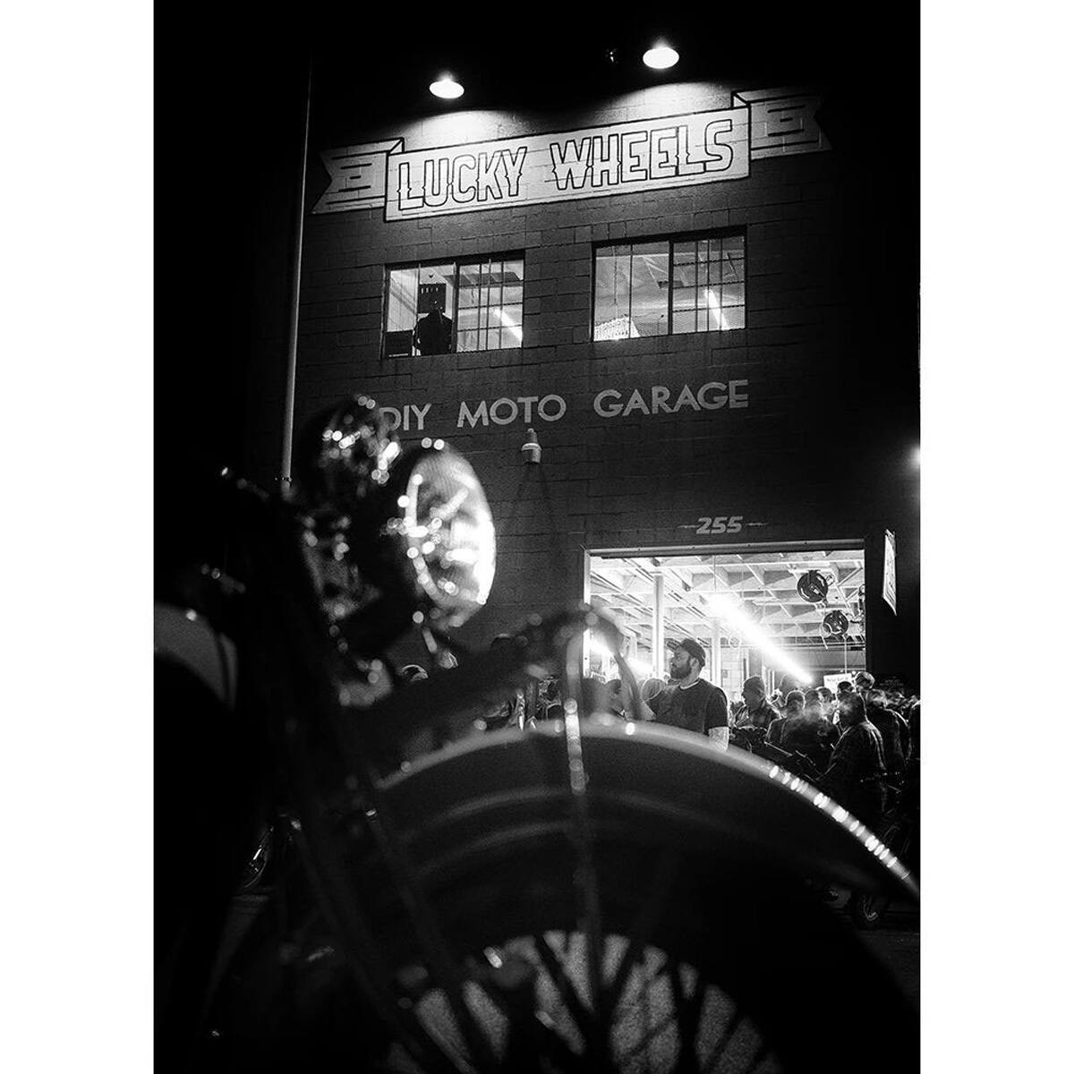 LUCKY WHEELS  
DIY MOTO GARAGE  
255