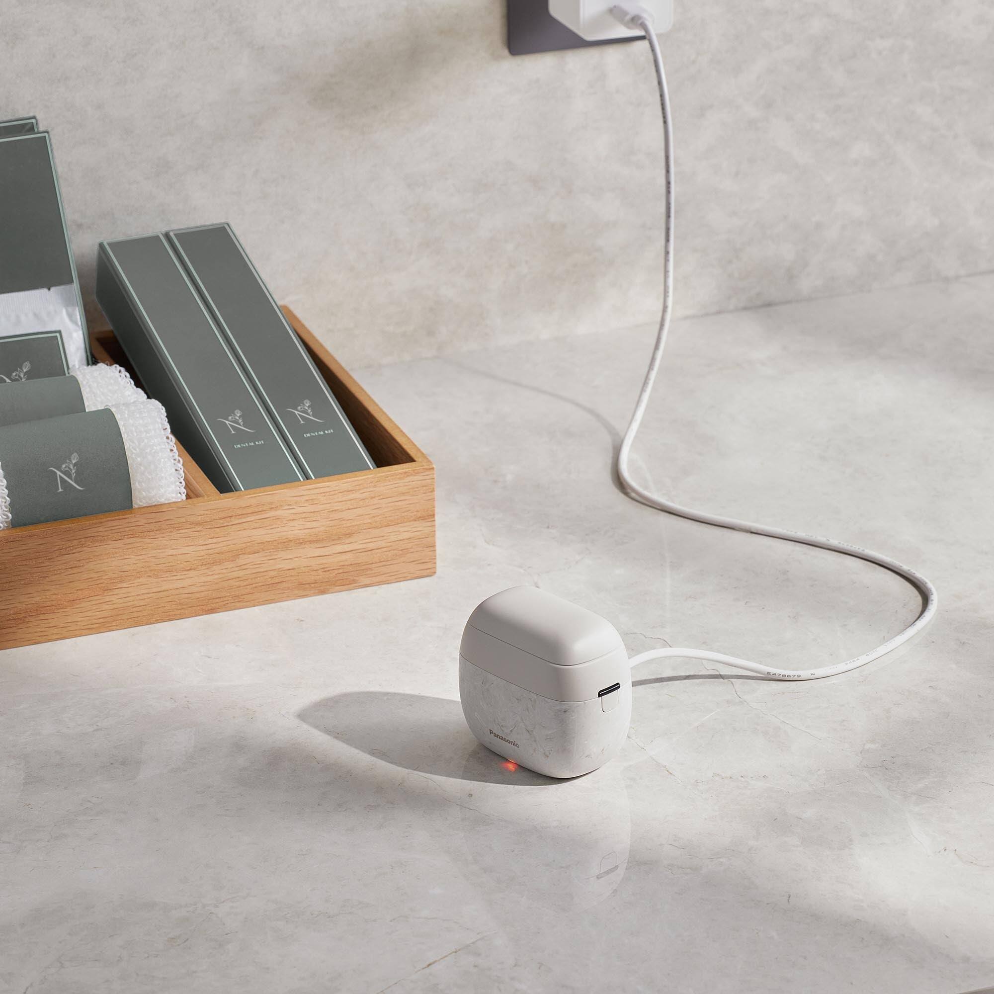 Left. Panasonic - ARC5 PALM-sized 5-Blade Electric Luxury Razor - White NAGORI.