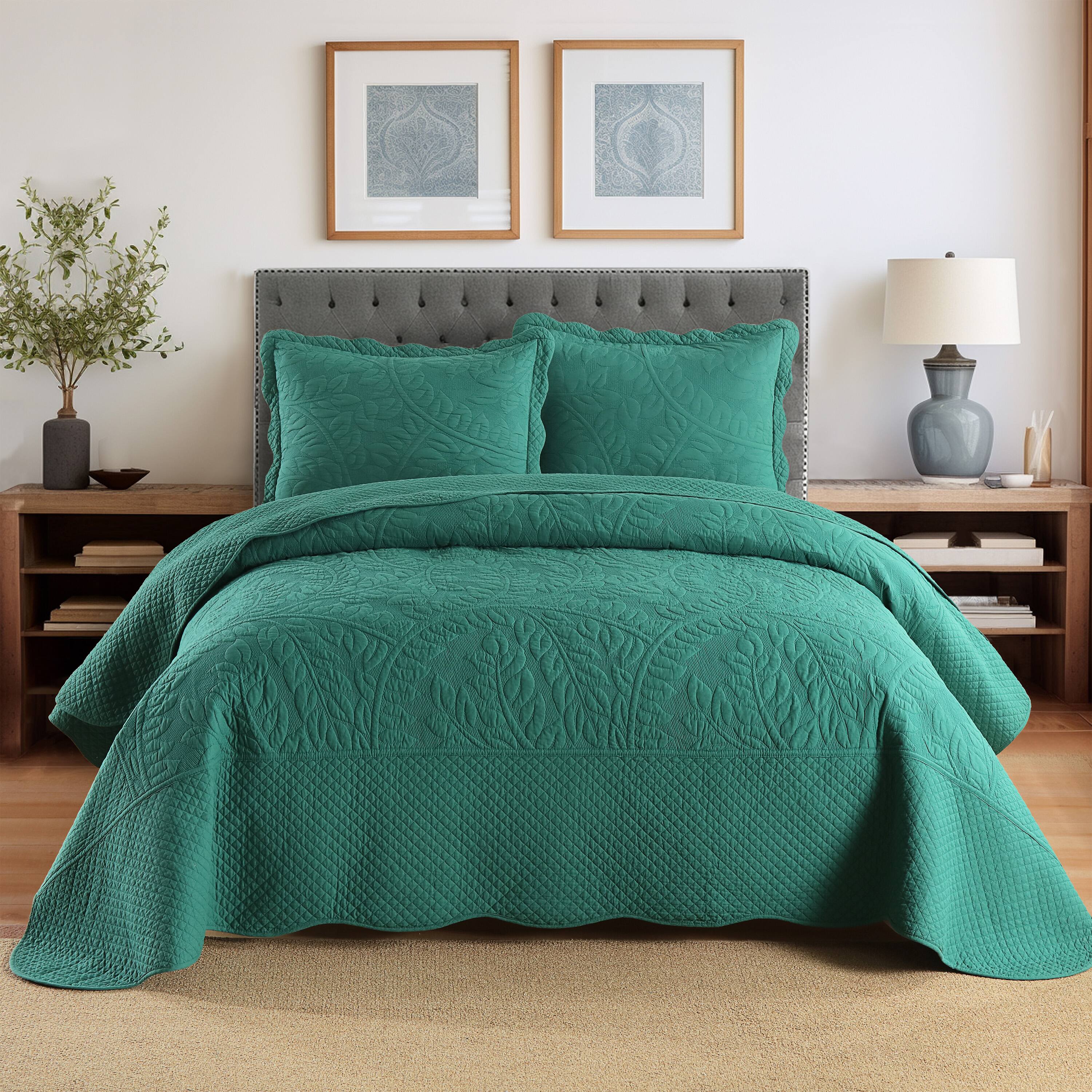 Angle. MarCielo - Marcielo 2/3 Piece 100% Cotton Oversized Bedspread Lightweight Quilt Set - Emerald.