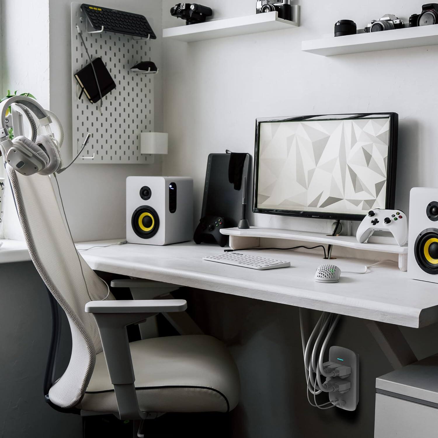 Alt View 5. Monster - Wall Tap Plug 6-Outlet Extender with Outlet Surge Protector - White.