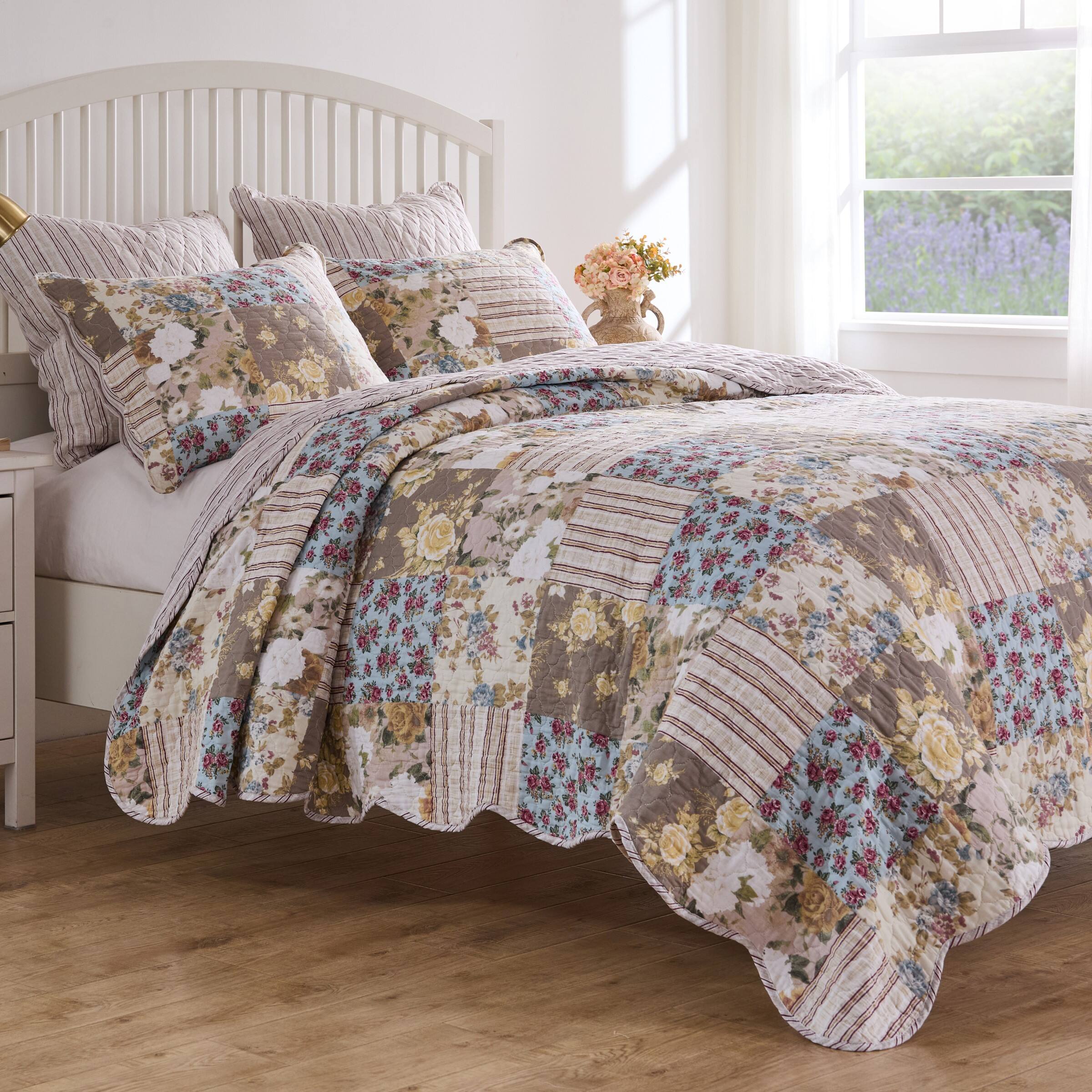 Angle. BreeBe - French Country Quilt Set 3-Piece King/Cal King - Multi.