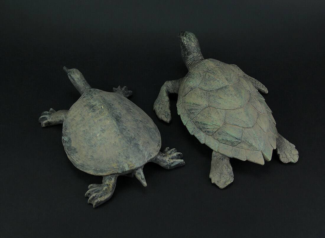 Alt View 2. Zeckos - Hawksbill and Soft Shell Sea Turtle 2 Piece Statue Set - Olive.